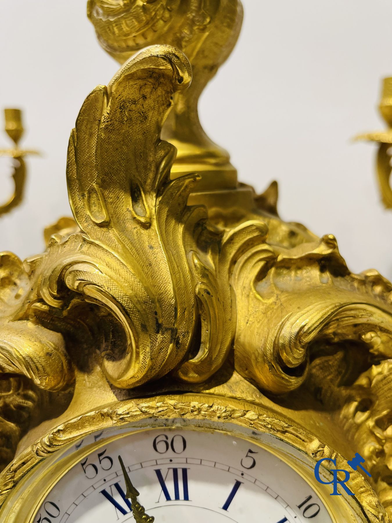 Een grote 3-delige vuurvergulde bronzen schouwgarnituur in LV-stijl. 19de eeuw.