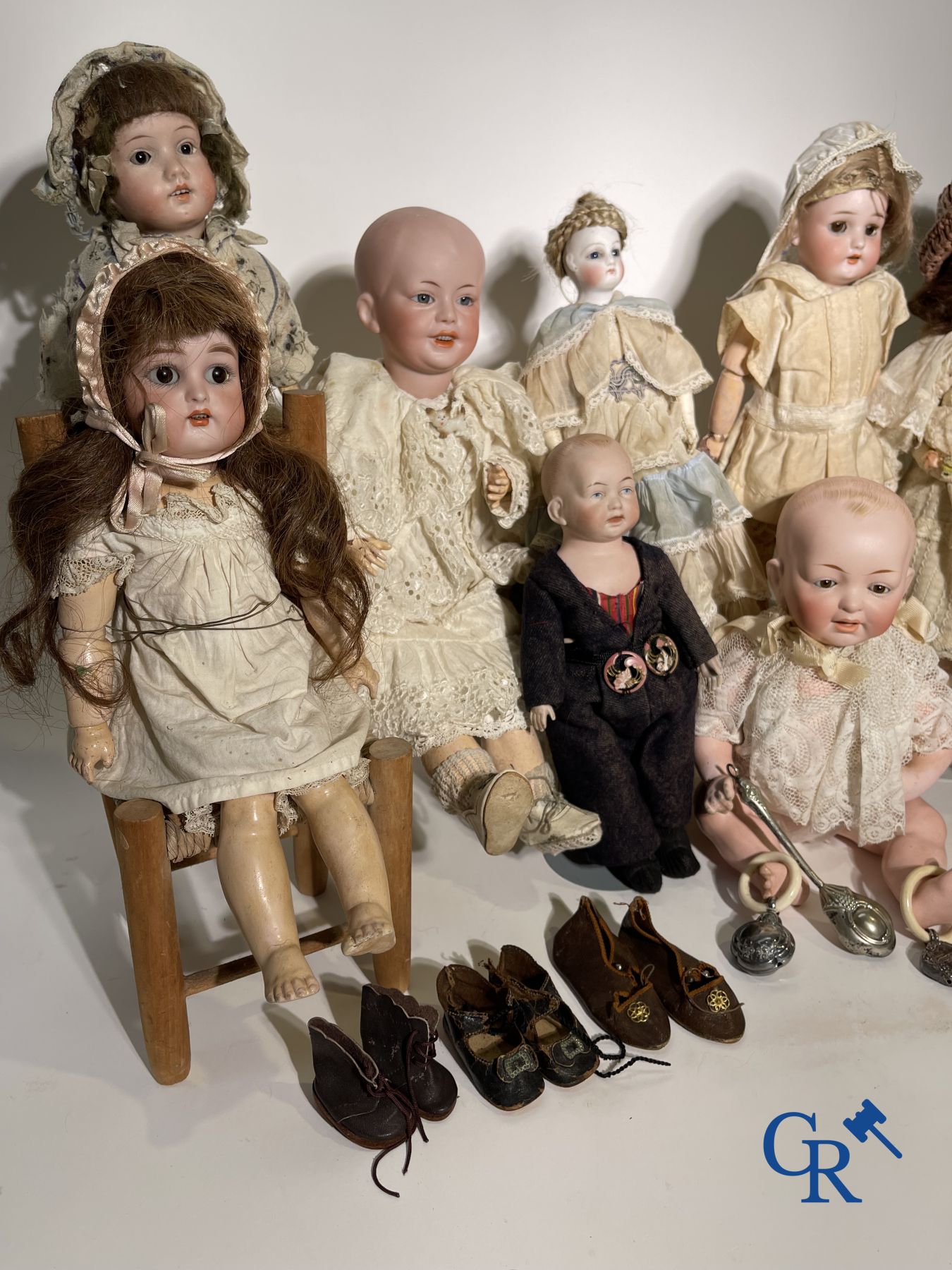 Speelgoed: antieke poppen: Mooi lot van diverse porseleinen poppen en vitrineobjecten in zilver.