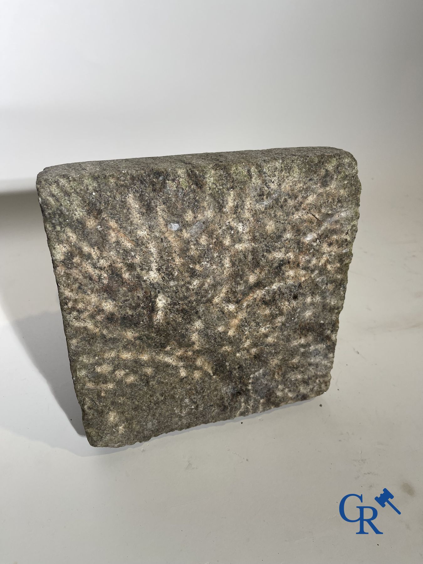 Imposant Aziatisch hoofd van een monnik.