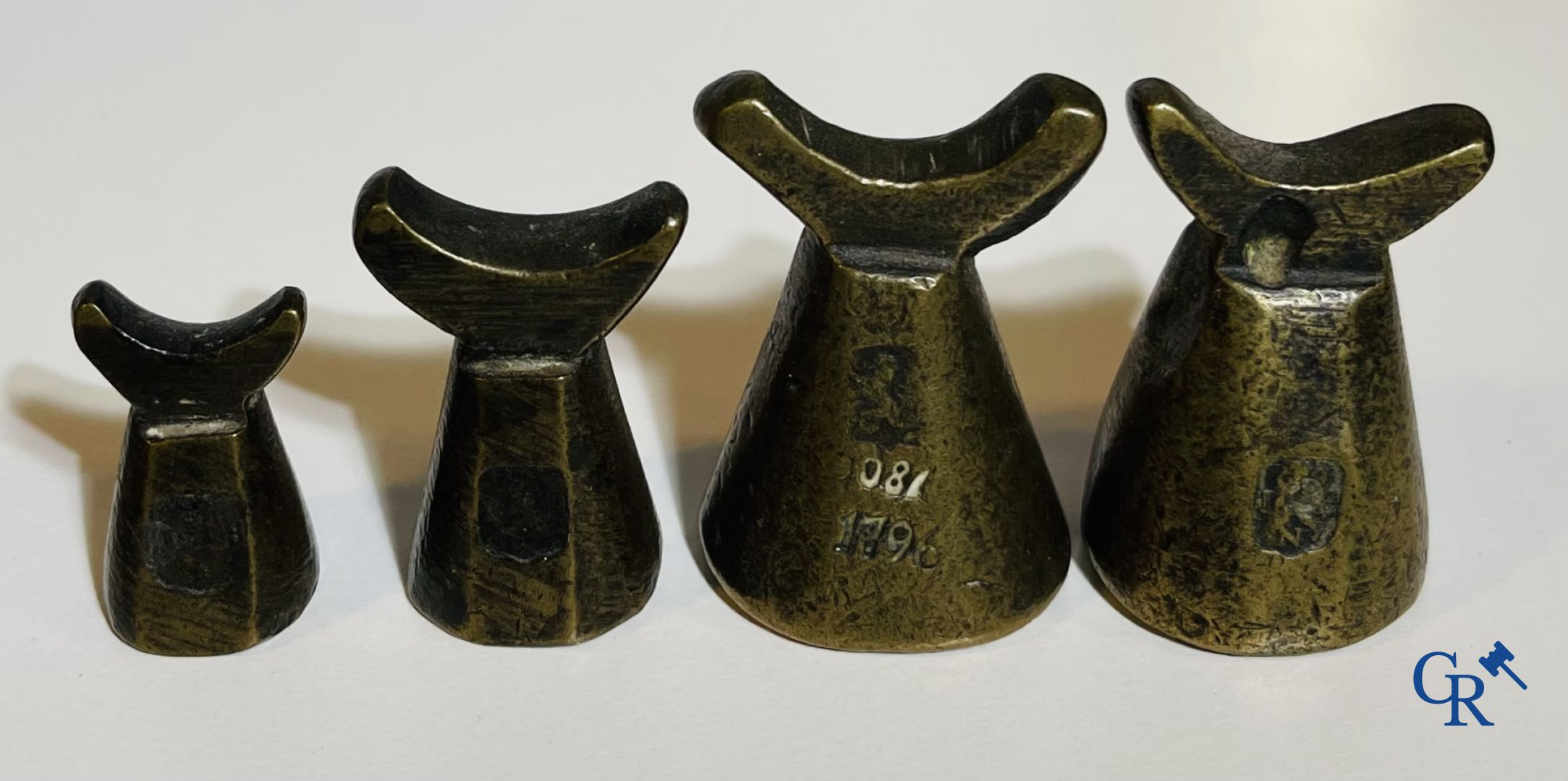 Een lot antieke ijkgewichten en een geijkte weegschaal. 18e-19de eeuw.