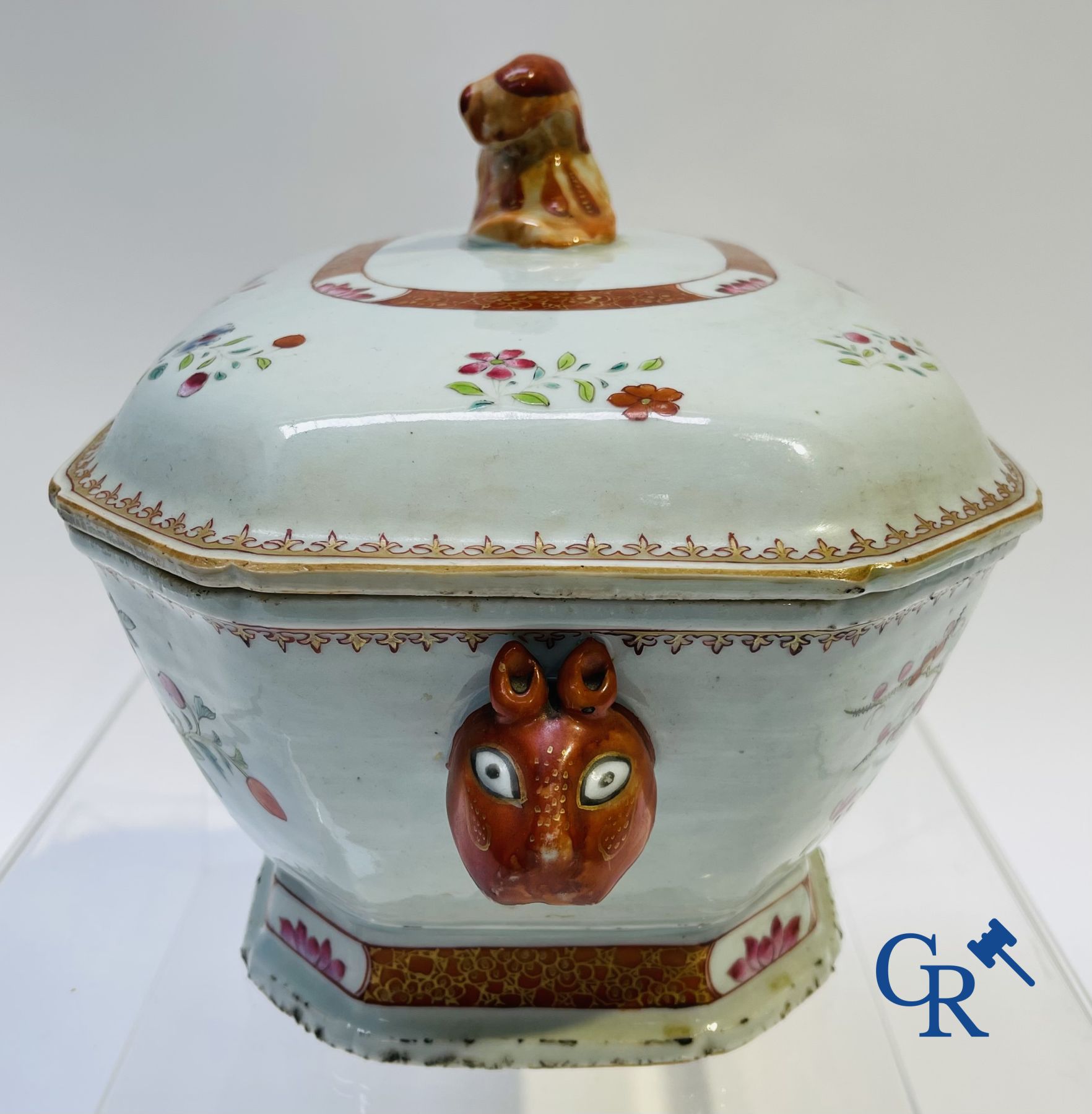 Chinees Porselein: 2 terrines en een schotel in chinees porselein.