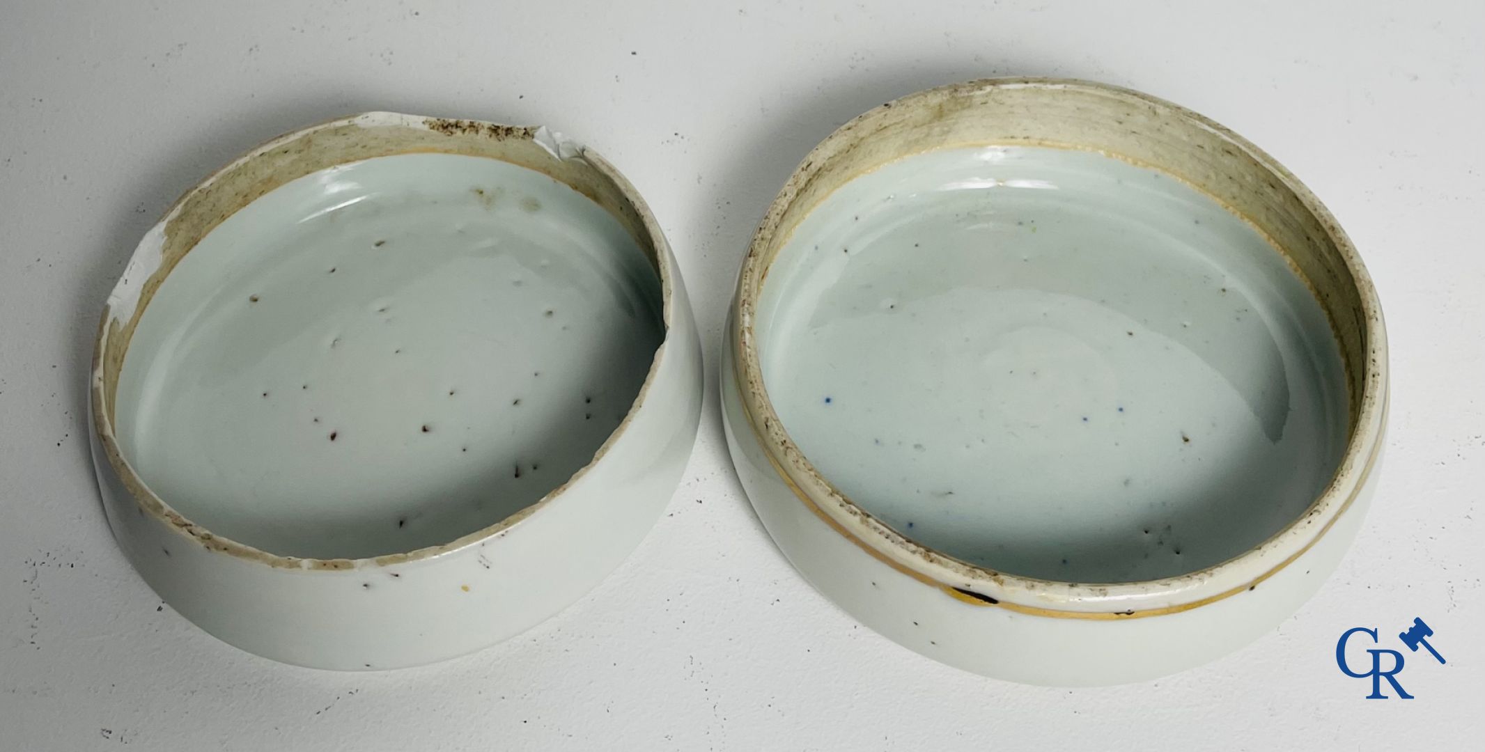 Chinees porselein: een blauw wit dekselvaas en een paar gemberpotten.