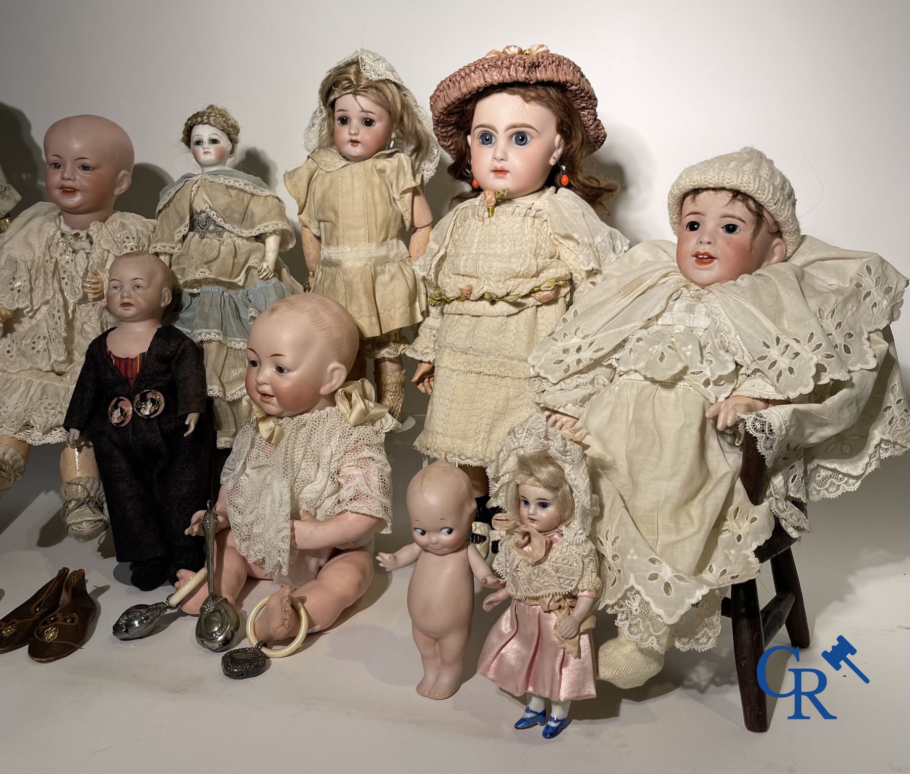 Speelgoed: antieke poppen: Mooi lot van diverse porseleinen poppen en vitrineobjecten in zilver.