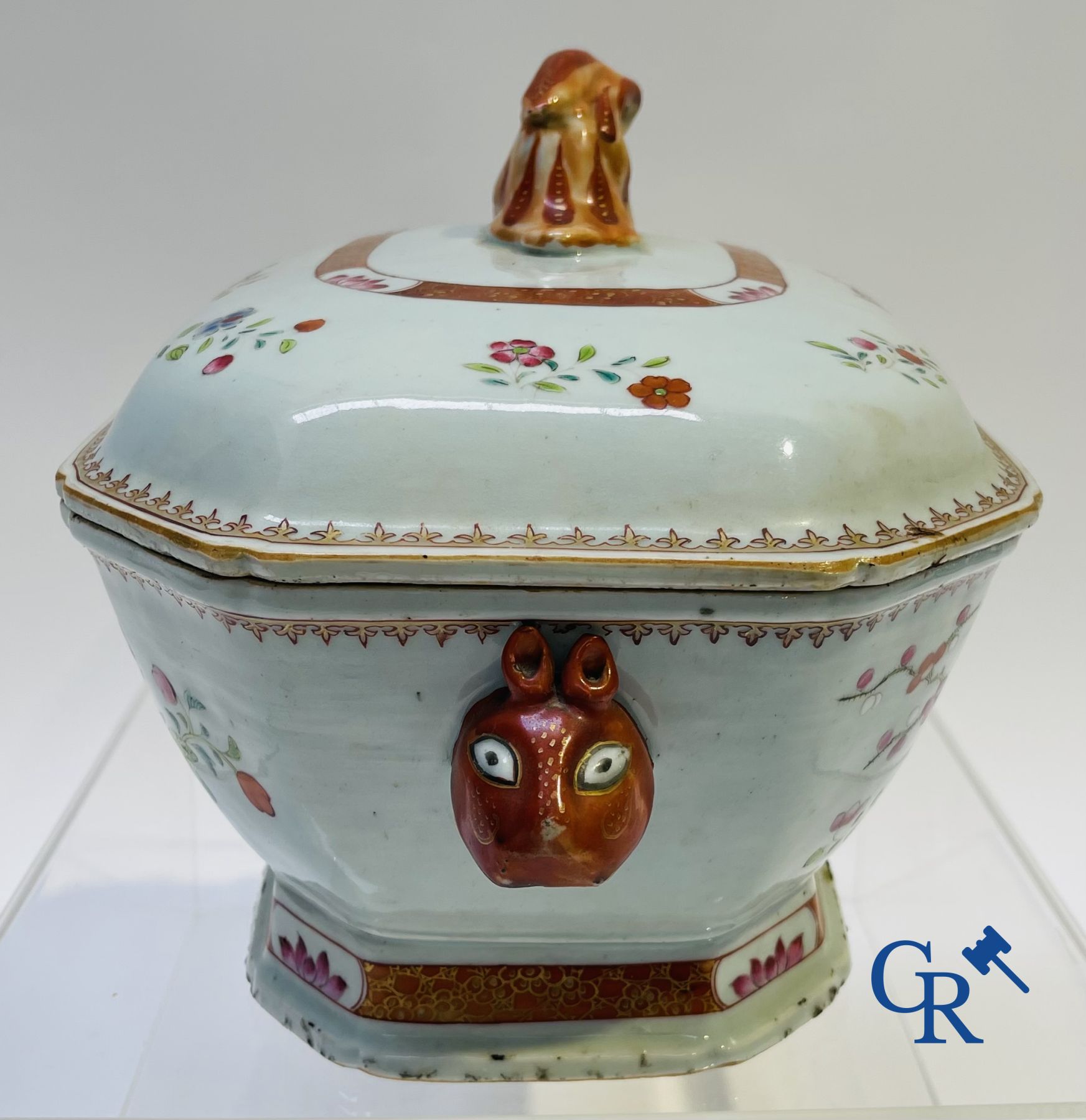 Chinees Porselein: 2 terrines en een schotel in chinees porselein.