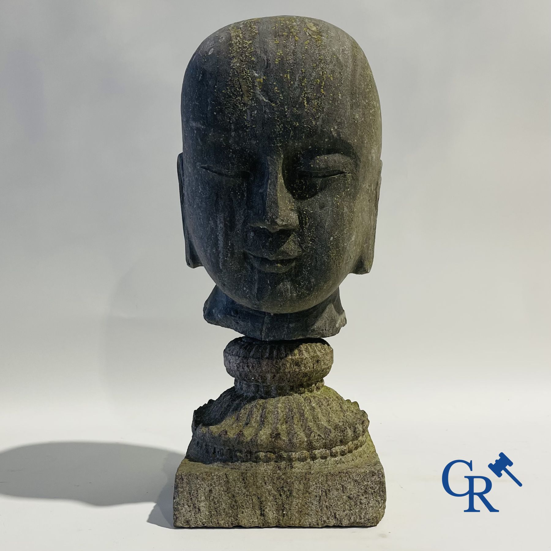 Imposant Aziatisch hoofd van een monnik.