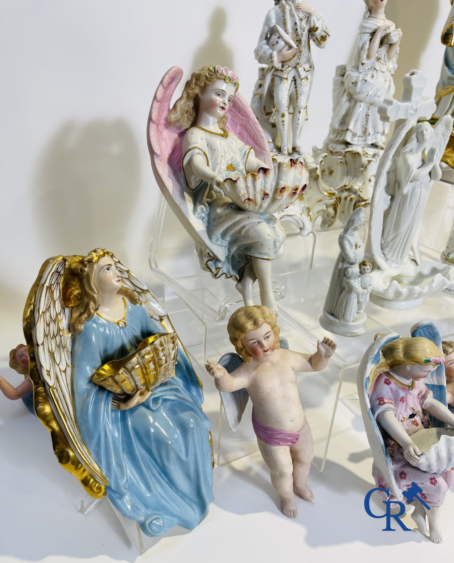 Een kavel met verschillende wijwatervaten, heiligbeelden en andere in porselein en biscuit.