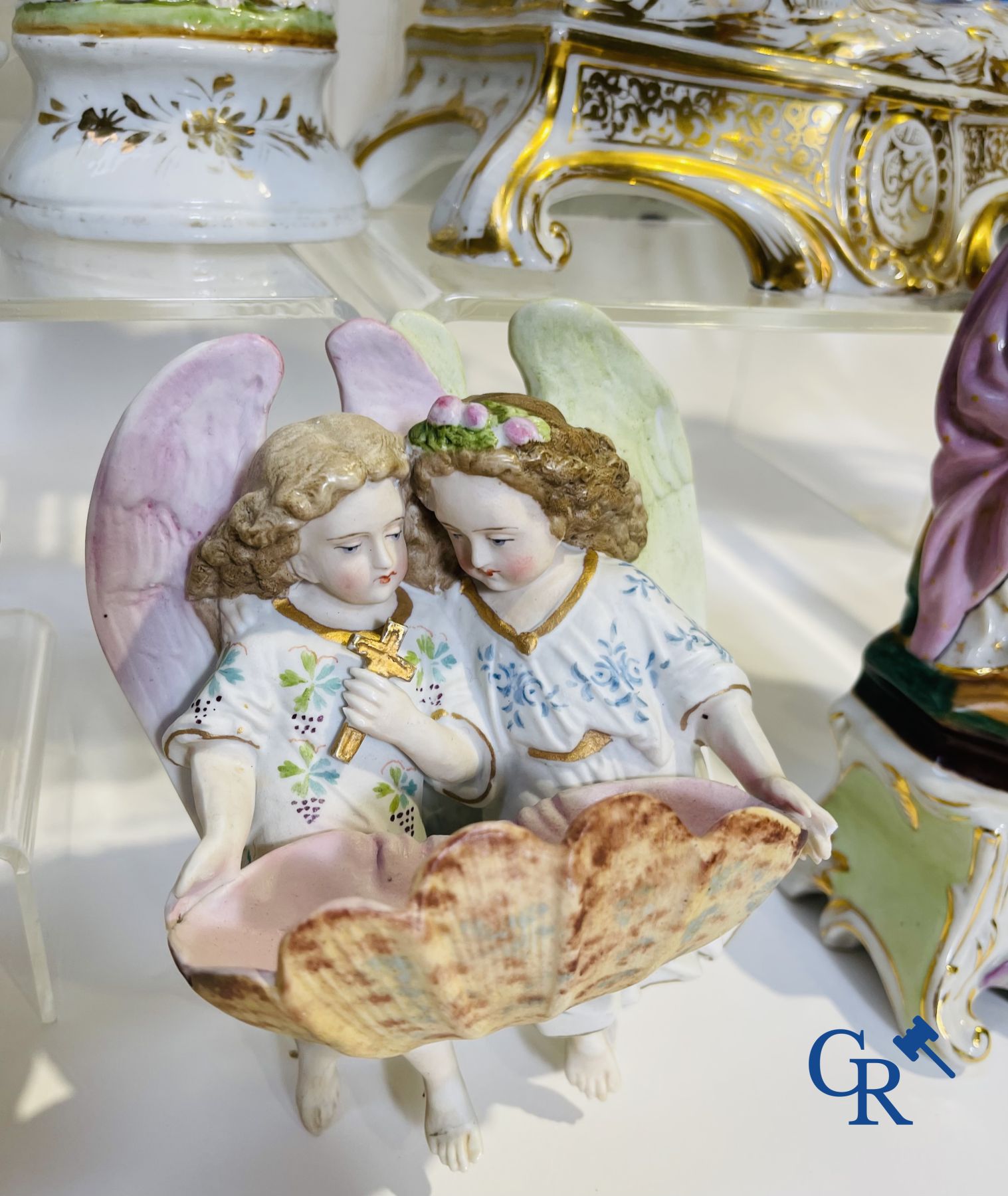 Een kavel met verschillende wijwatervaten, heiligbeelden en andere in porselein en biscuit.