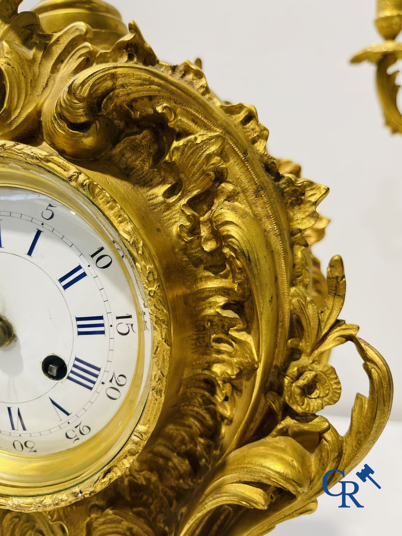 Een grote 3-delige vuurvergulde bronzen schouwgarnituur in LV-stijl. 19de eeuw.