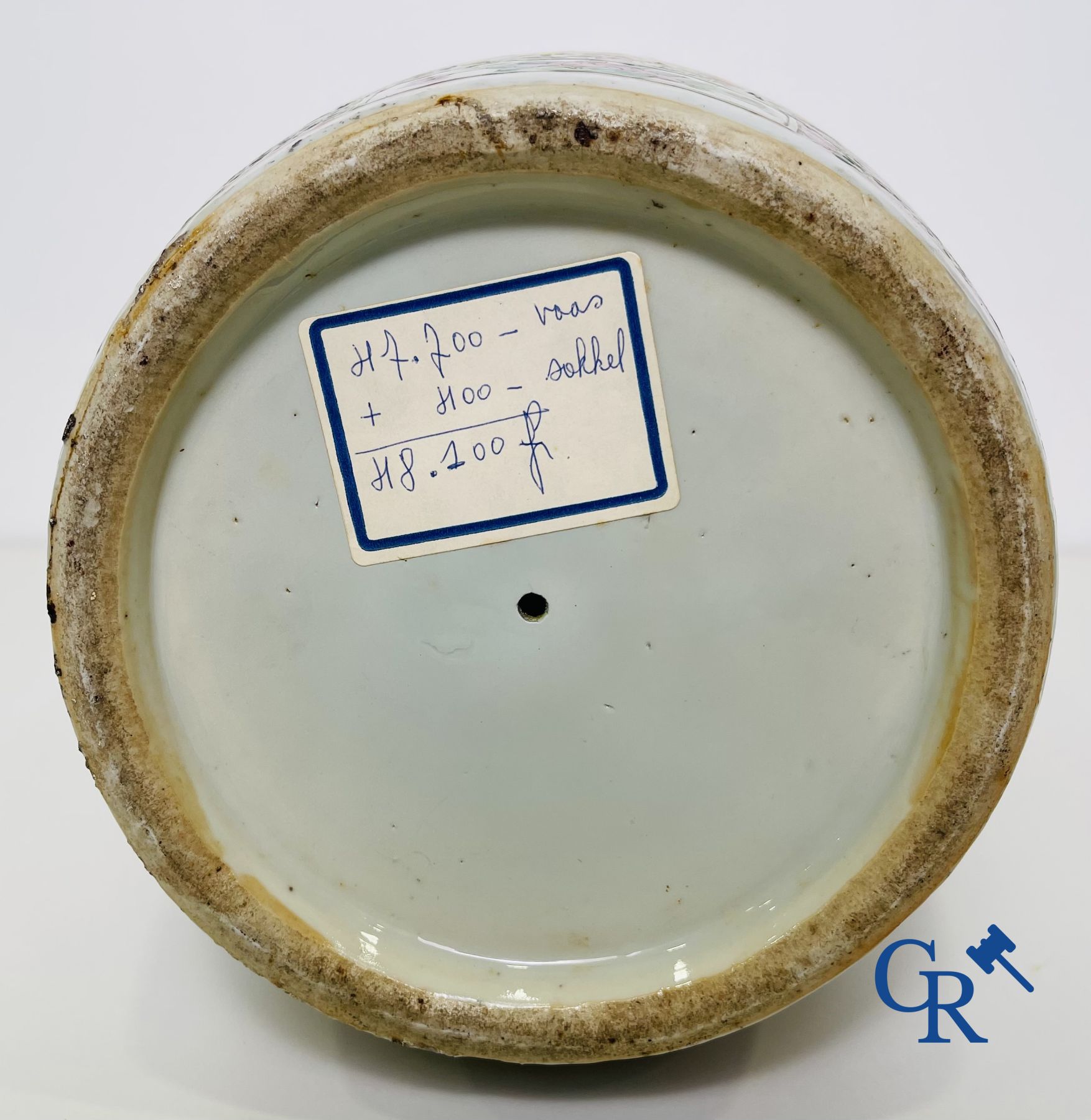 Chinees porselein: Een Chinese canton famille rose vaas.