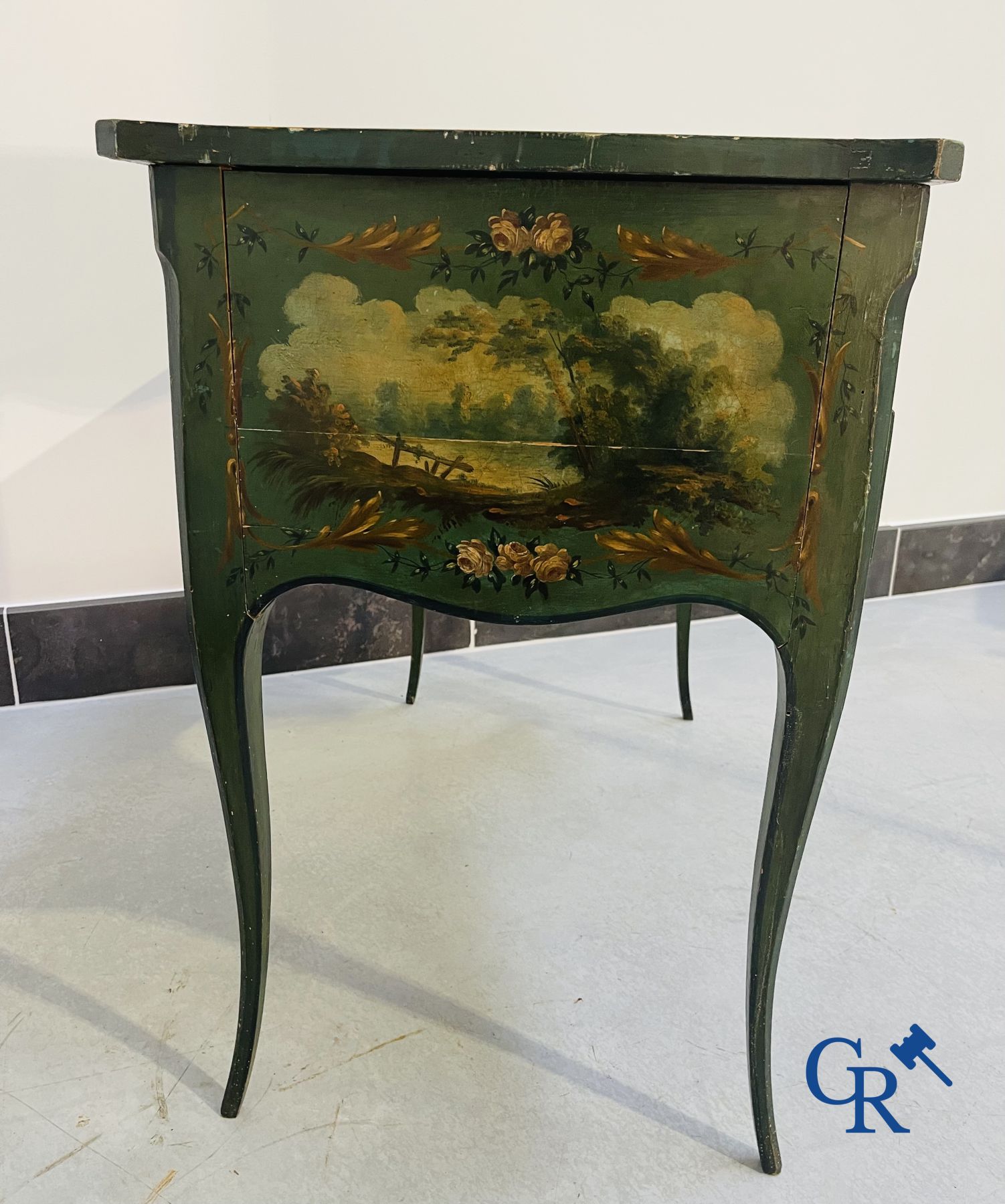 Dames toilettafel met galante beschilderingen, en een gelakte armzetel overgangsperiode Louis XV - Louis XVI.