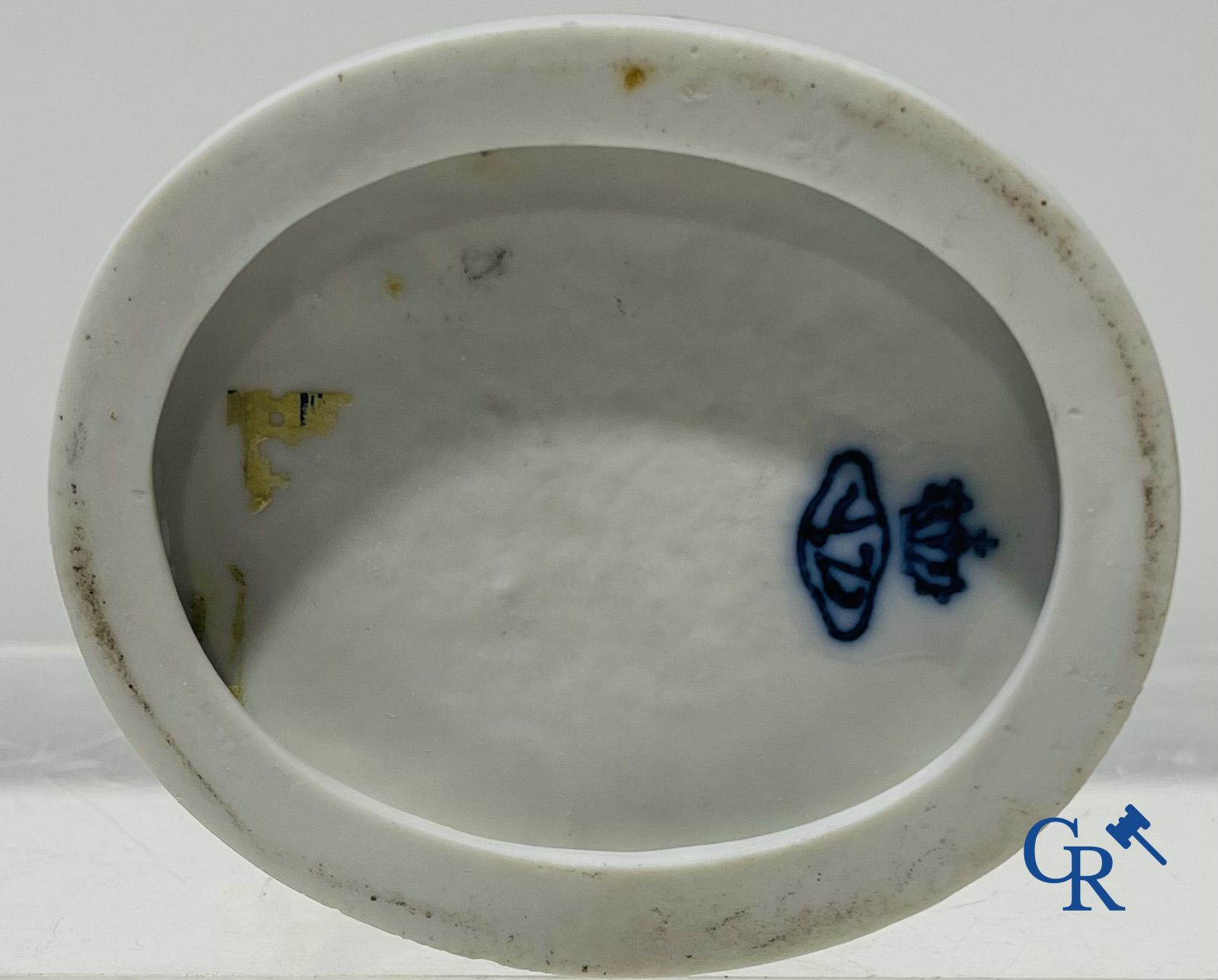 Porcelain: In the manner of Volkstedt Rudolstadt. 2 figurines in lace porcelain.