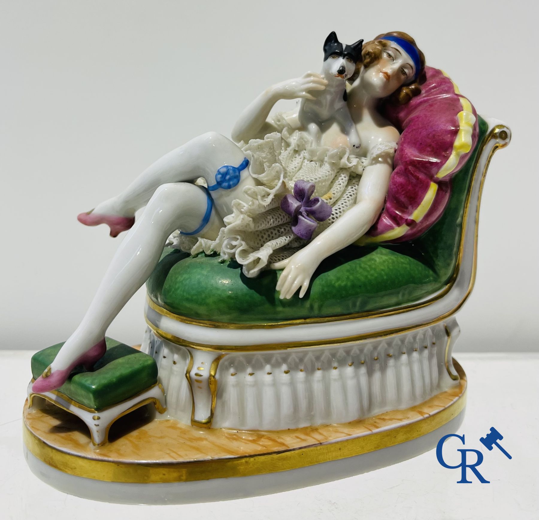 Porcelain: In the manner of Volkstedt Rudolstadt. 2 figurines in lace porcelain.