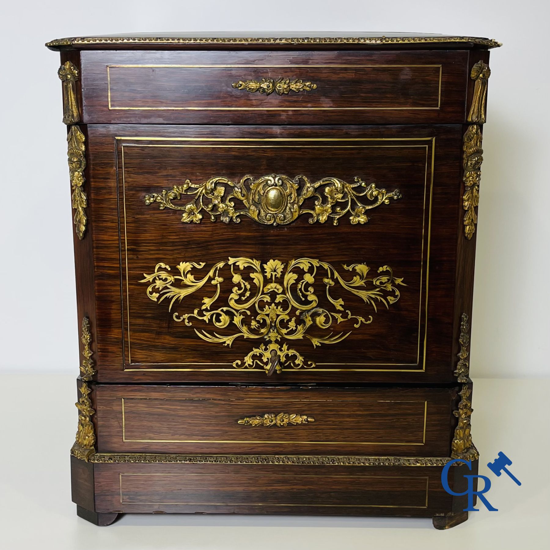 Een imposante palissanderhouten likeurkoffer met bronsbeslag en inlegwerk in Boulle-stijl. 19de eeuw.