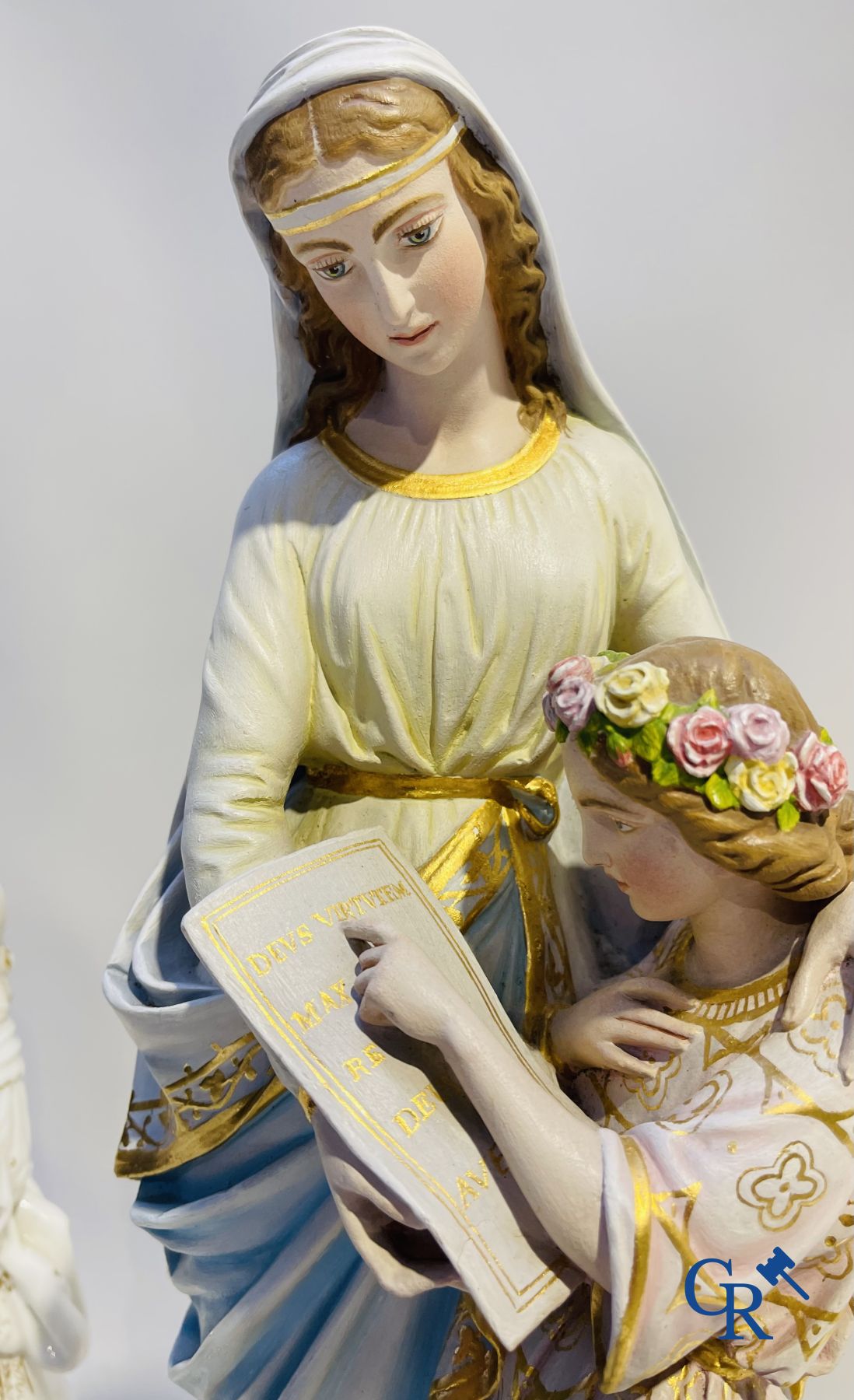 Een kavel met verschillende wijwatervaten, heiligbeelden en andere in porselein en biscuit.