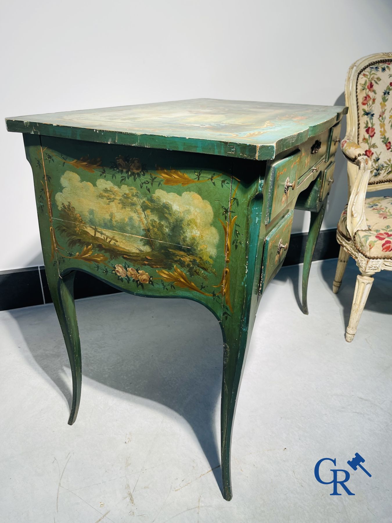 Dames toilettafel met galante beschilderingen, en een gelakte armzetel overgangsperiode Louis XV - Louis XVI.