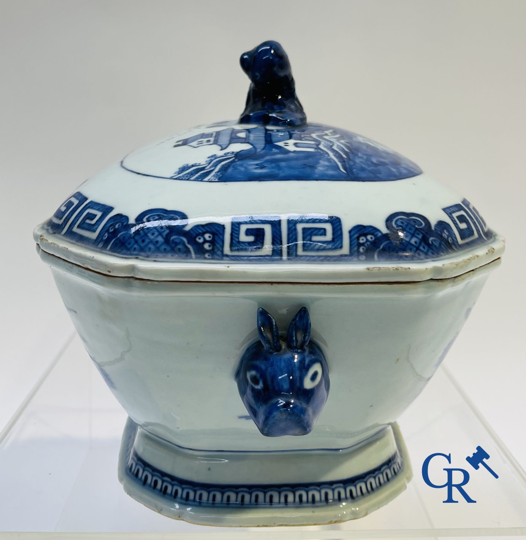 Chinees Porselein: 2 terrines en een schotel in chinees porselein.