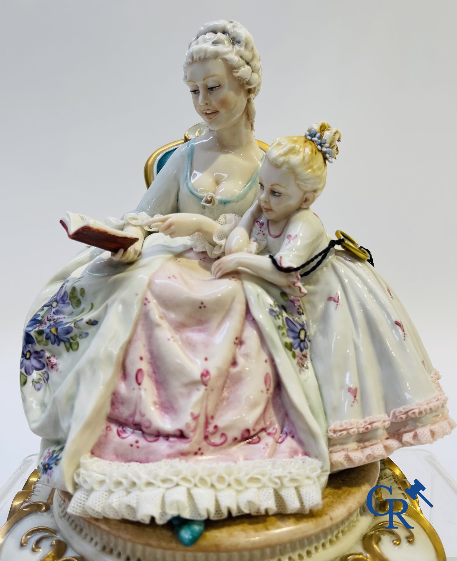 Porselein: Capodimonte: 3 groepen in Italiaans porselein met kant.