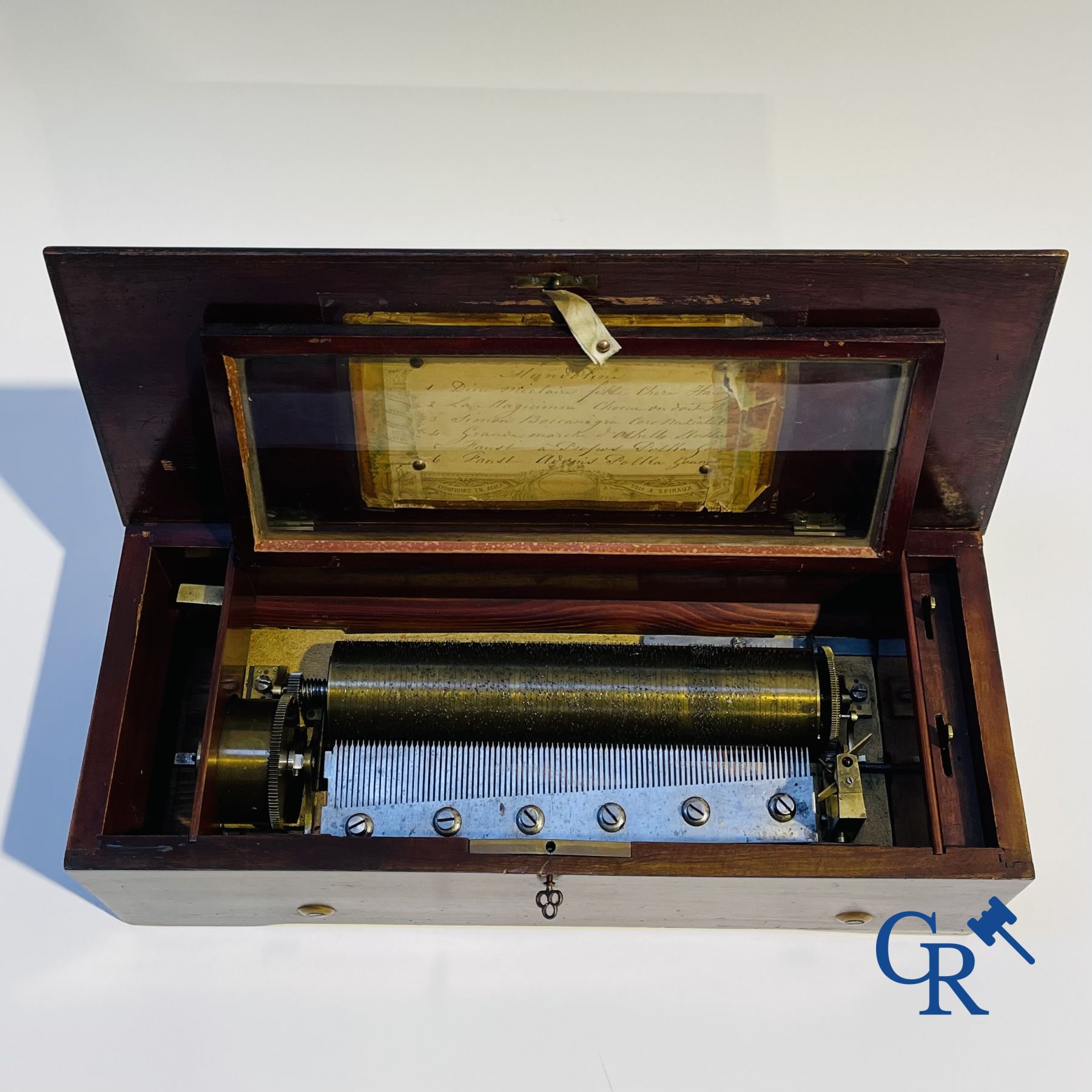 Een muziekdoos in mahonie en marquetterie met 6 melodieën.