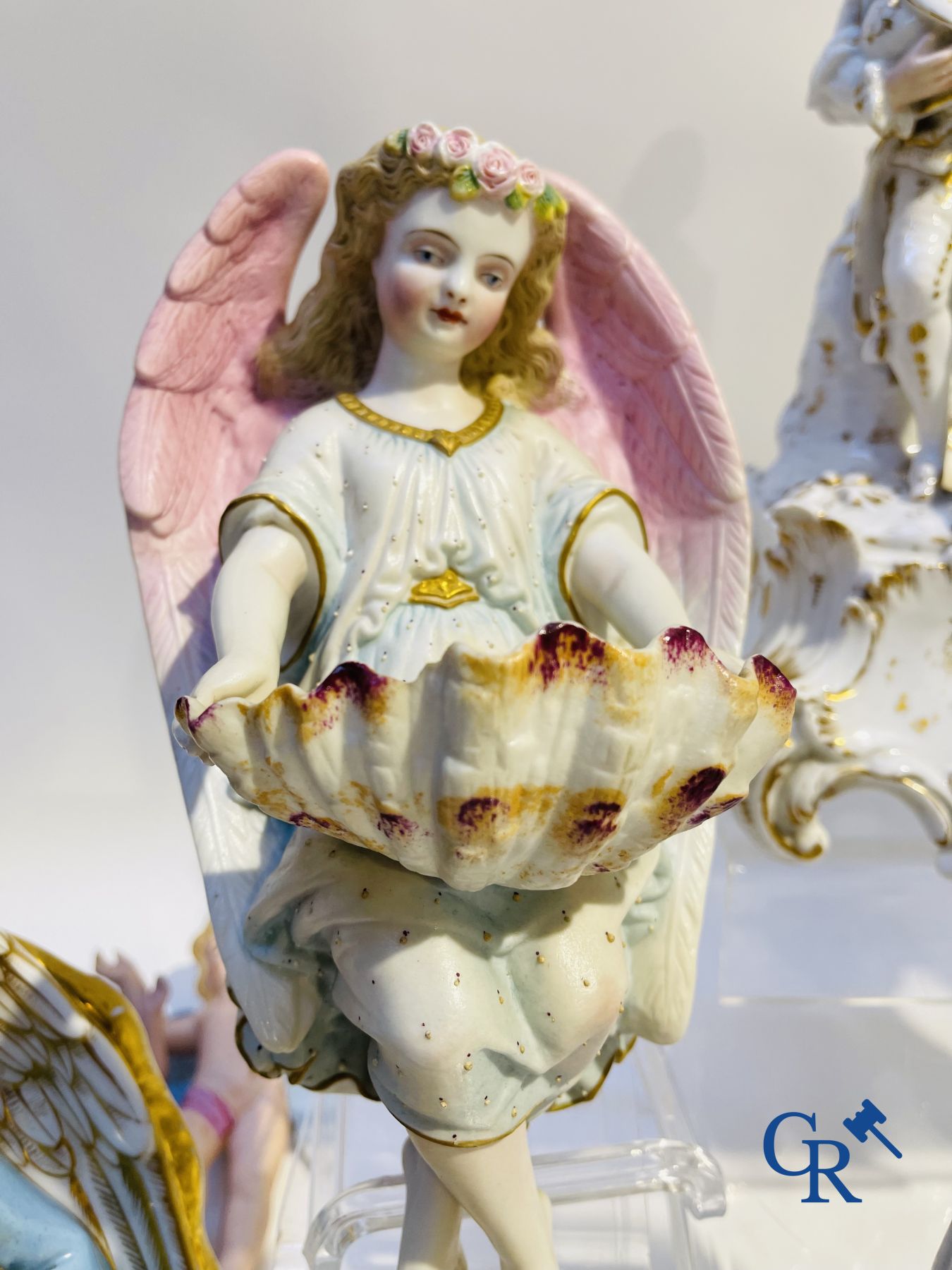 Een kavel met verschillende wijwatervaten, heiligbeelden en andere in porselein en biscuit.