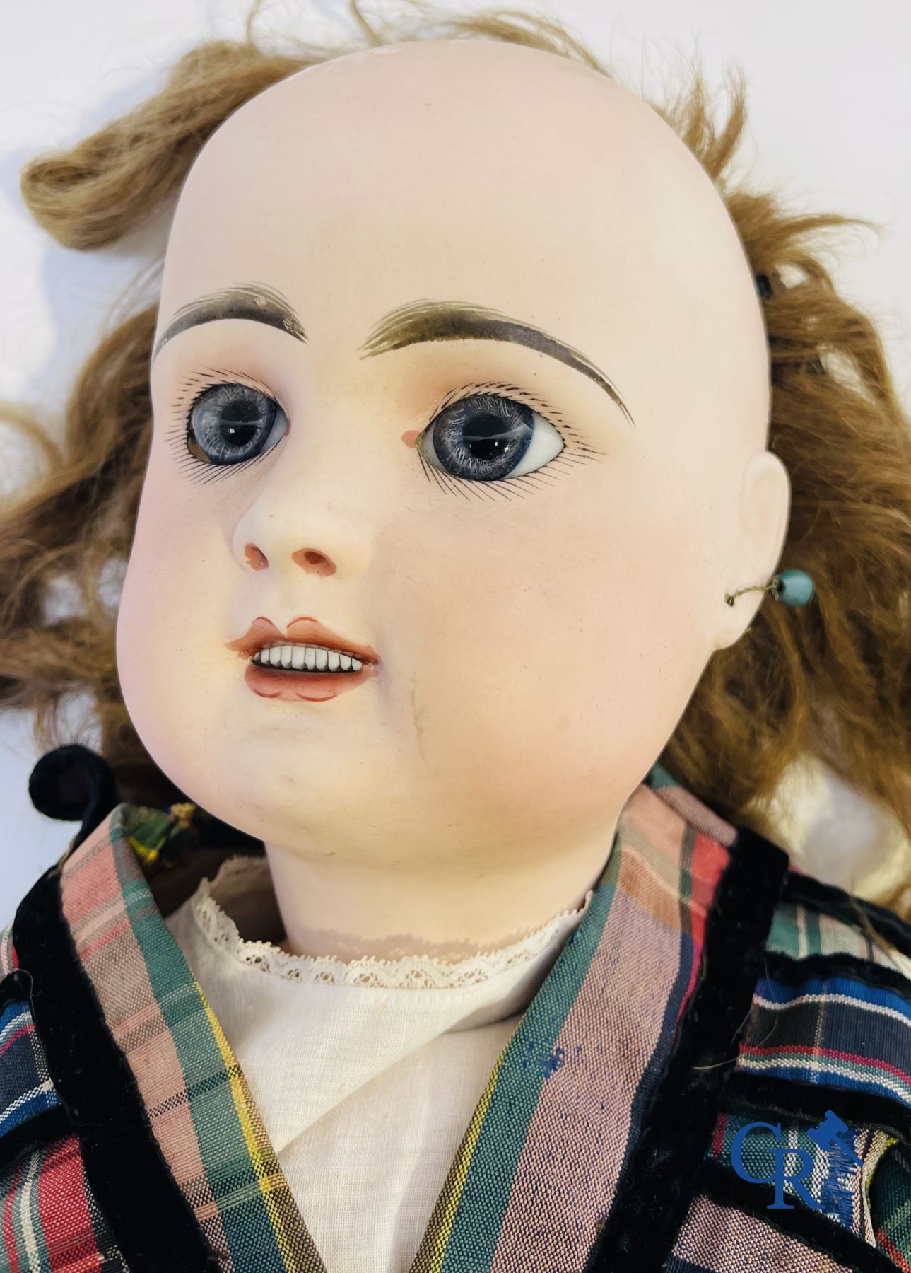 Speelgoed: antieke poppen. 3 poppen met porseleinen hoofd en een hond in vacht.