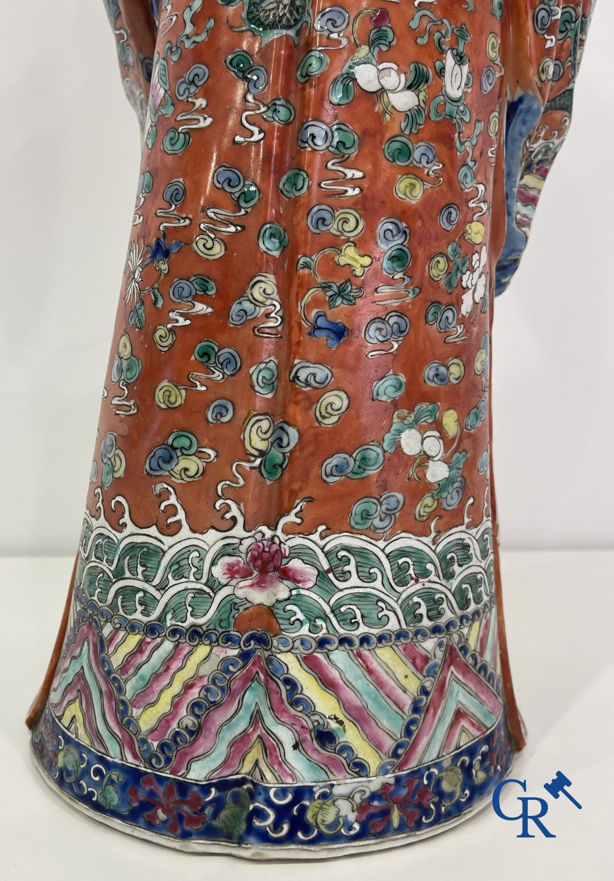 Aziatica: Een grote Chinese wijze in porselein. Gemerkt. 