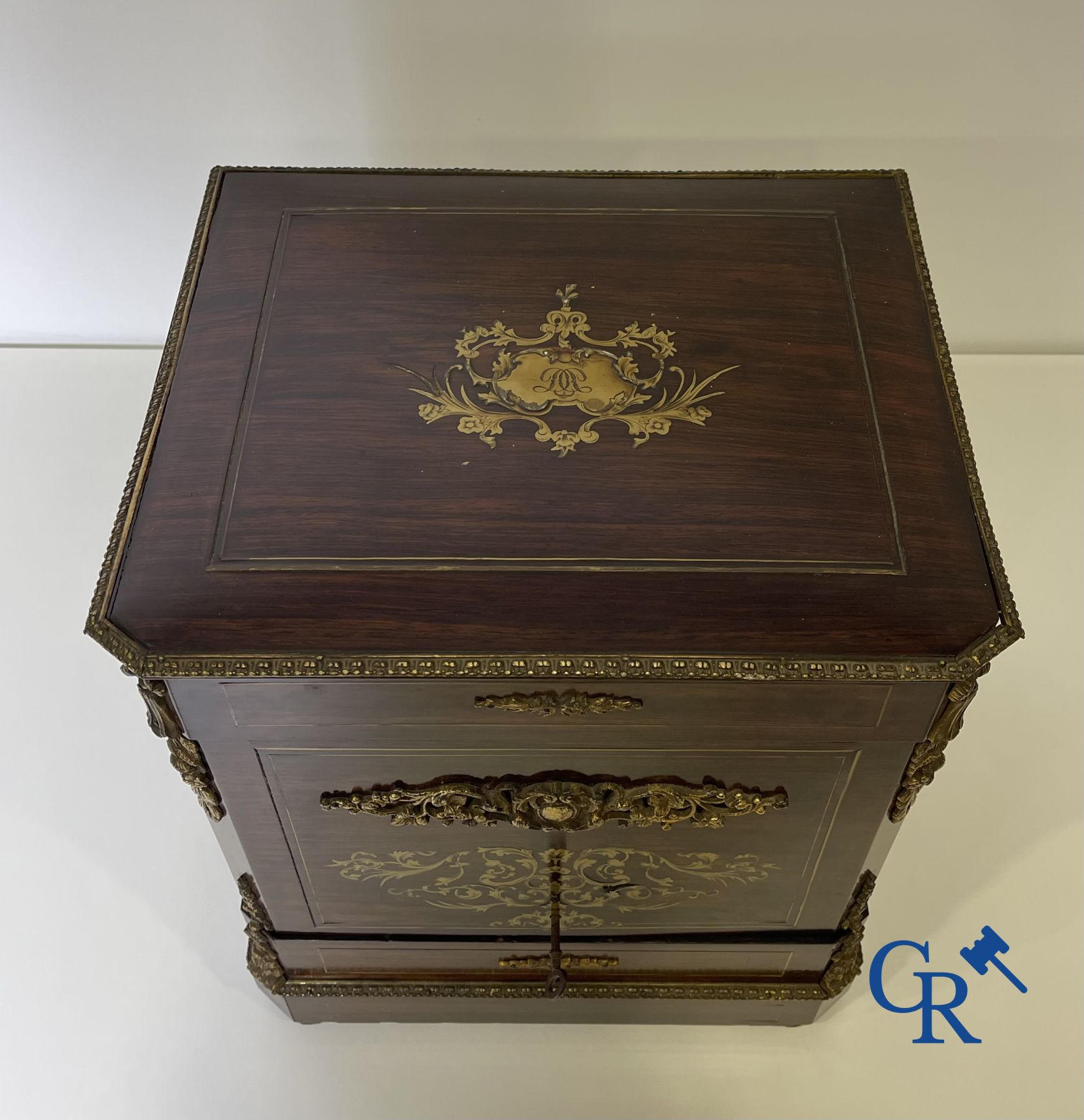 Een imposante palissanderhouten likeurkoffer met bronsbeslag en inlegwerk in Boulle-stijl. 19de eeuw.