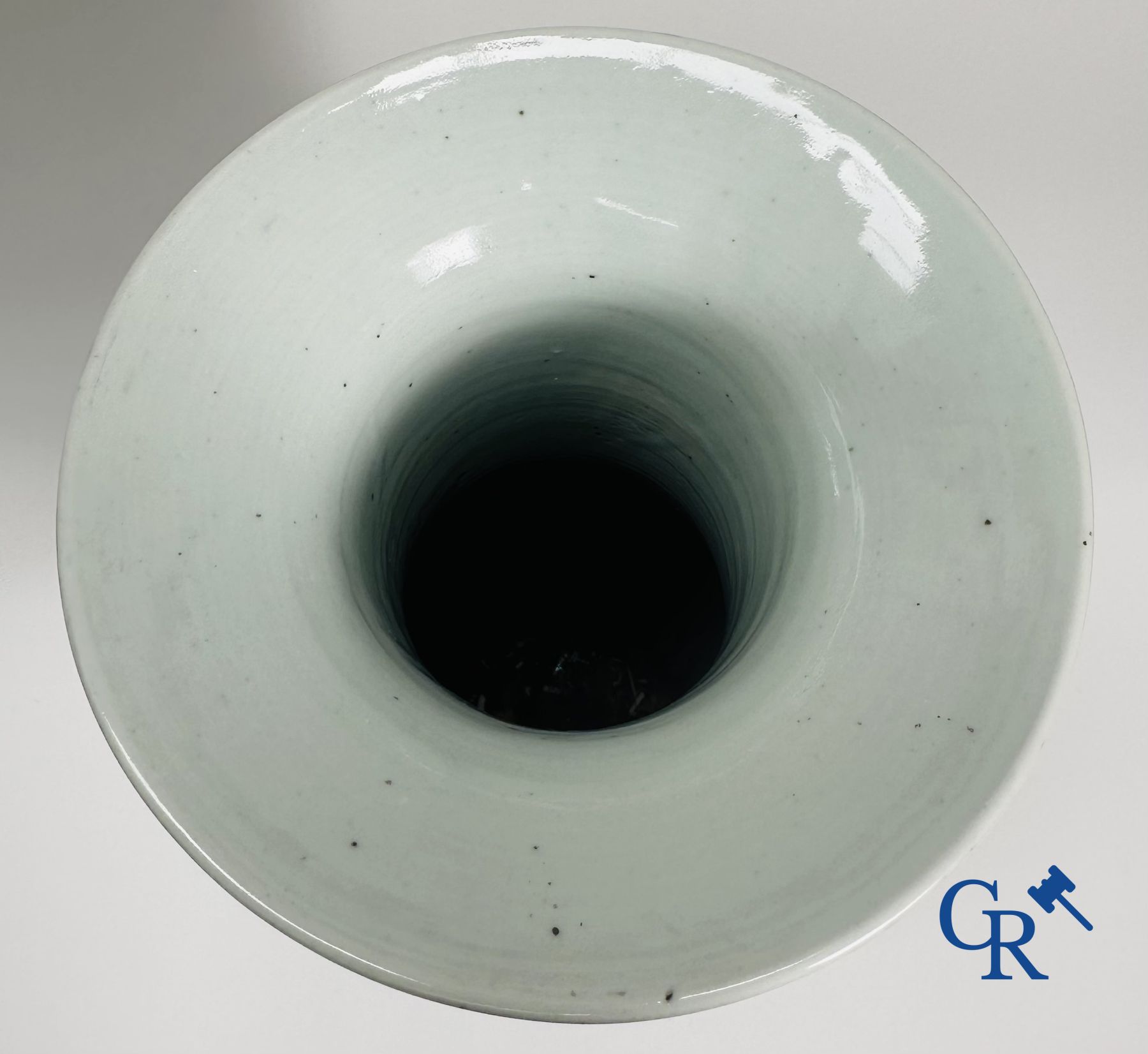 Chinees Porselein: Chinese vaas met een dubbel decor van personages en antiquiteiten.