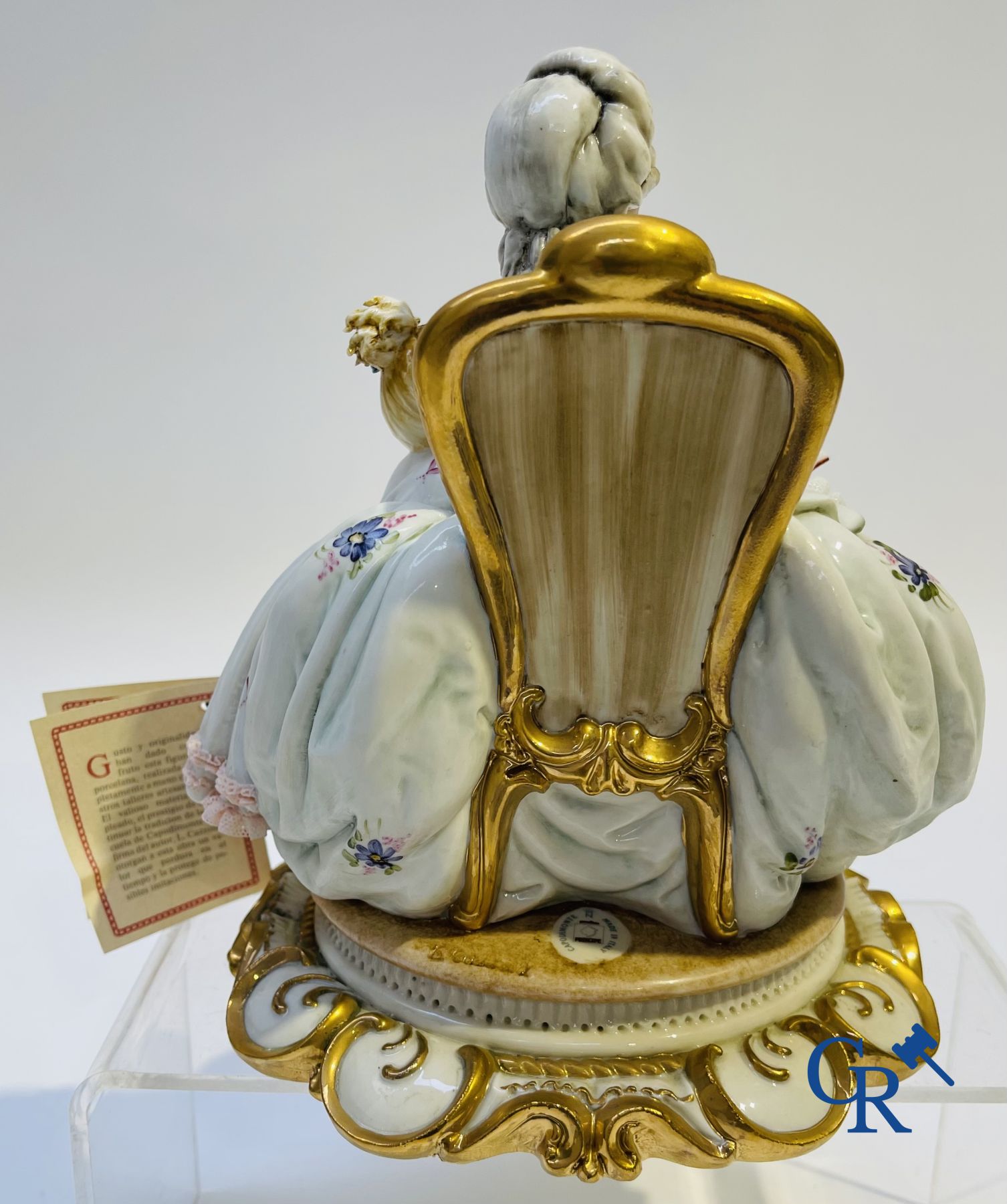 Porselein: Capodimonte: 3 groepen in Italiaans porselein met kant.