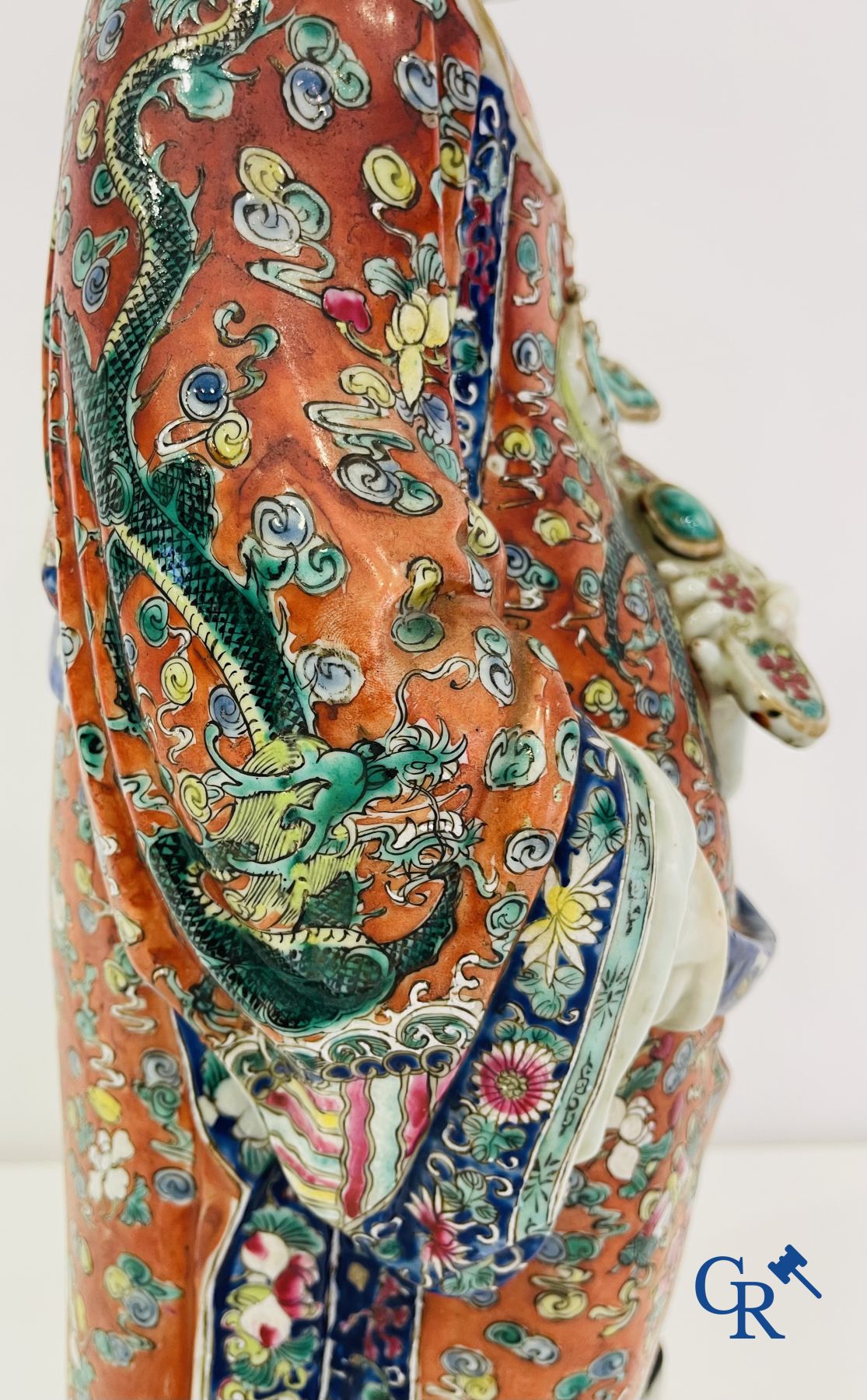 Aziatica: Een grote Chinese wijze in porselein. Gemerkt. 