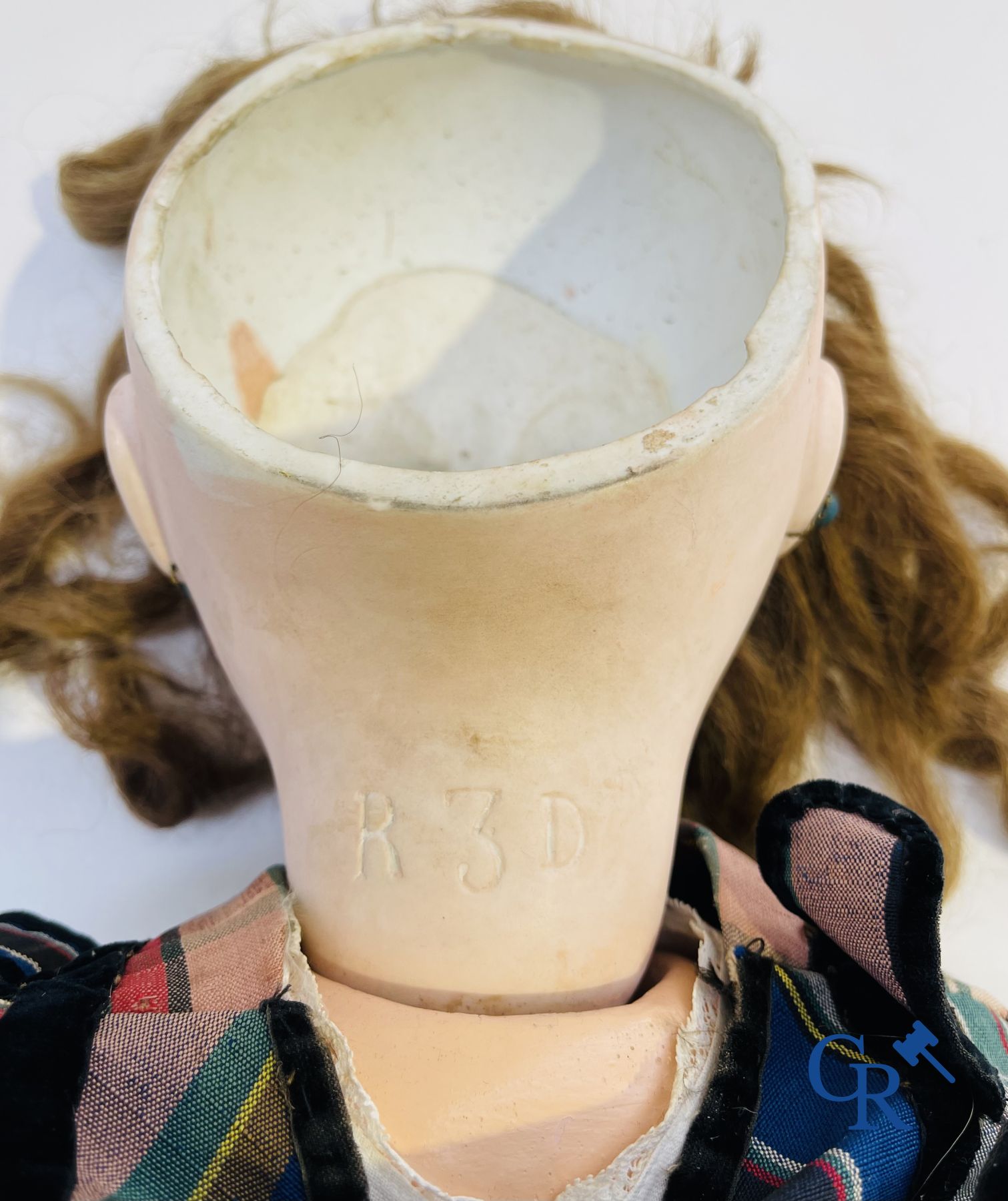 Speelgoed: antieke poppen. 3 poppen met porseleinen hoofd en een hond in vacht.