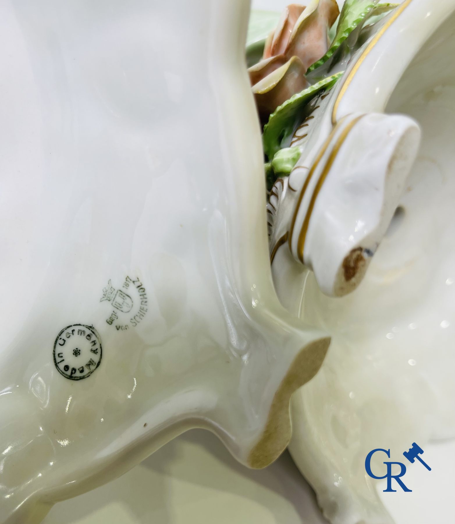 Een paar tafelmiddenstukken in duits polychroom porselein.