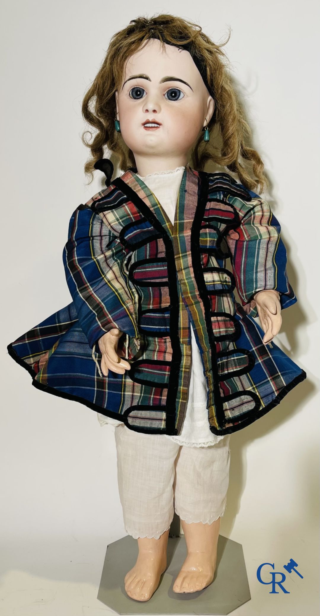 Speelgoed: antieke poppen. 3 poppen met porseleinen hoofd en een hond in vacht.