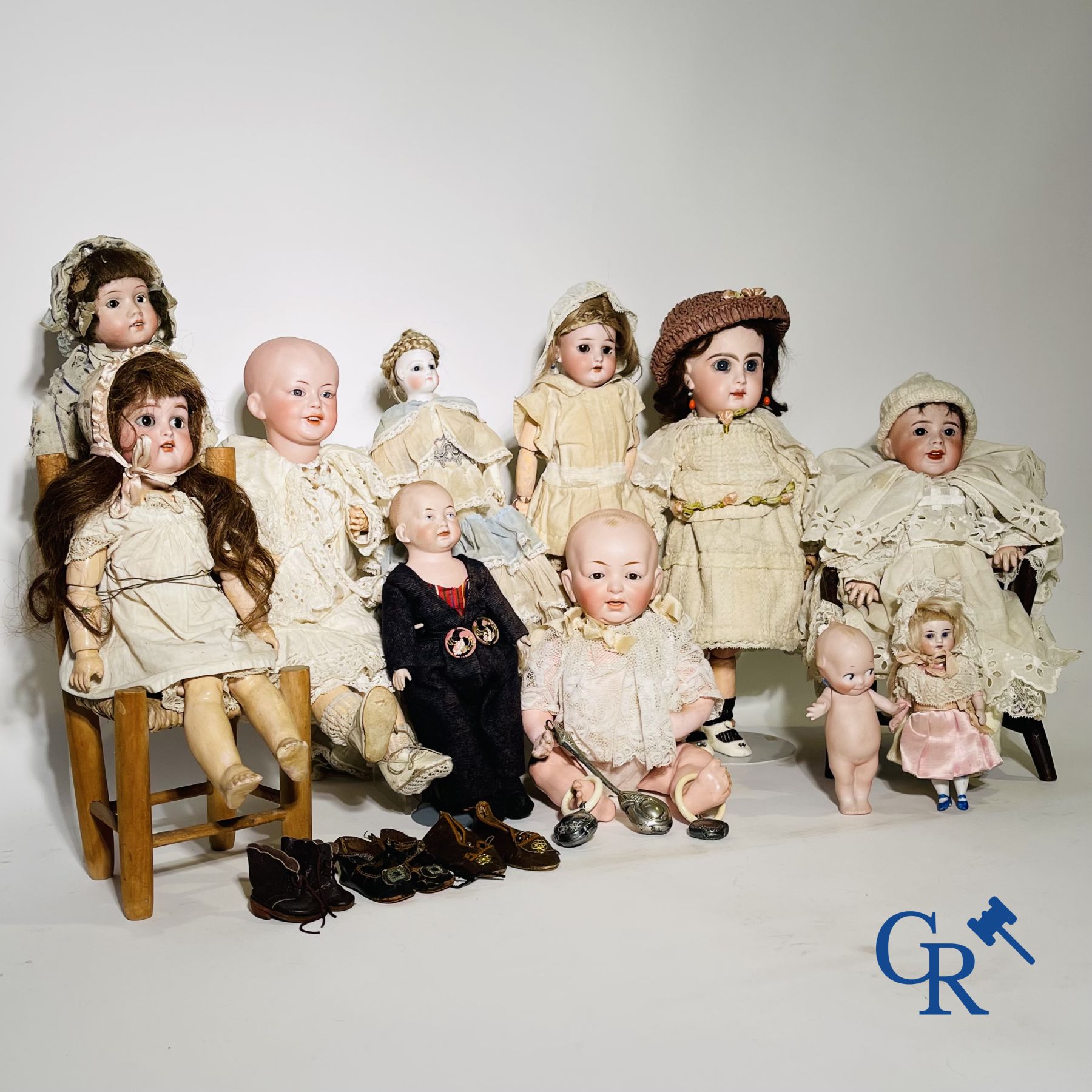 Speelgoed: antieke poppen: Mooi lot van diverse porseleinen poppen en vitrineobjecten in zilver.