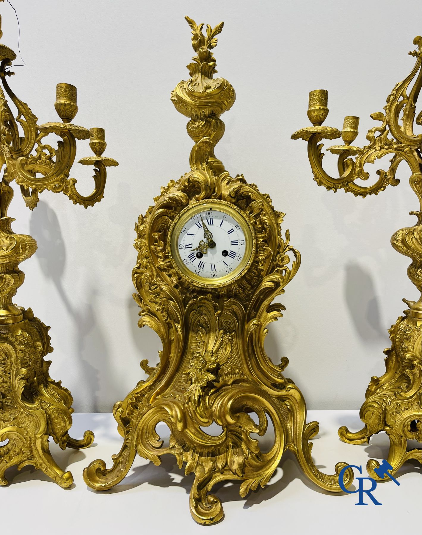 Een grote 3-delige vuurvergulde bronzen schouwgarnituur in LV-stijl. 19de eeuw.