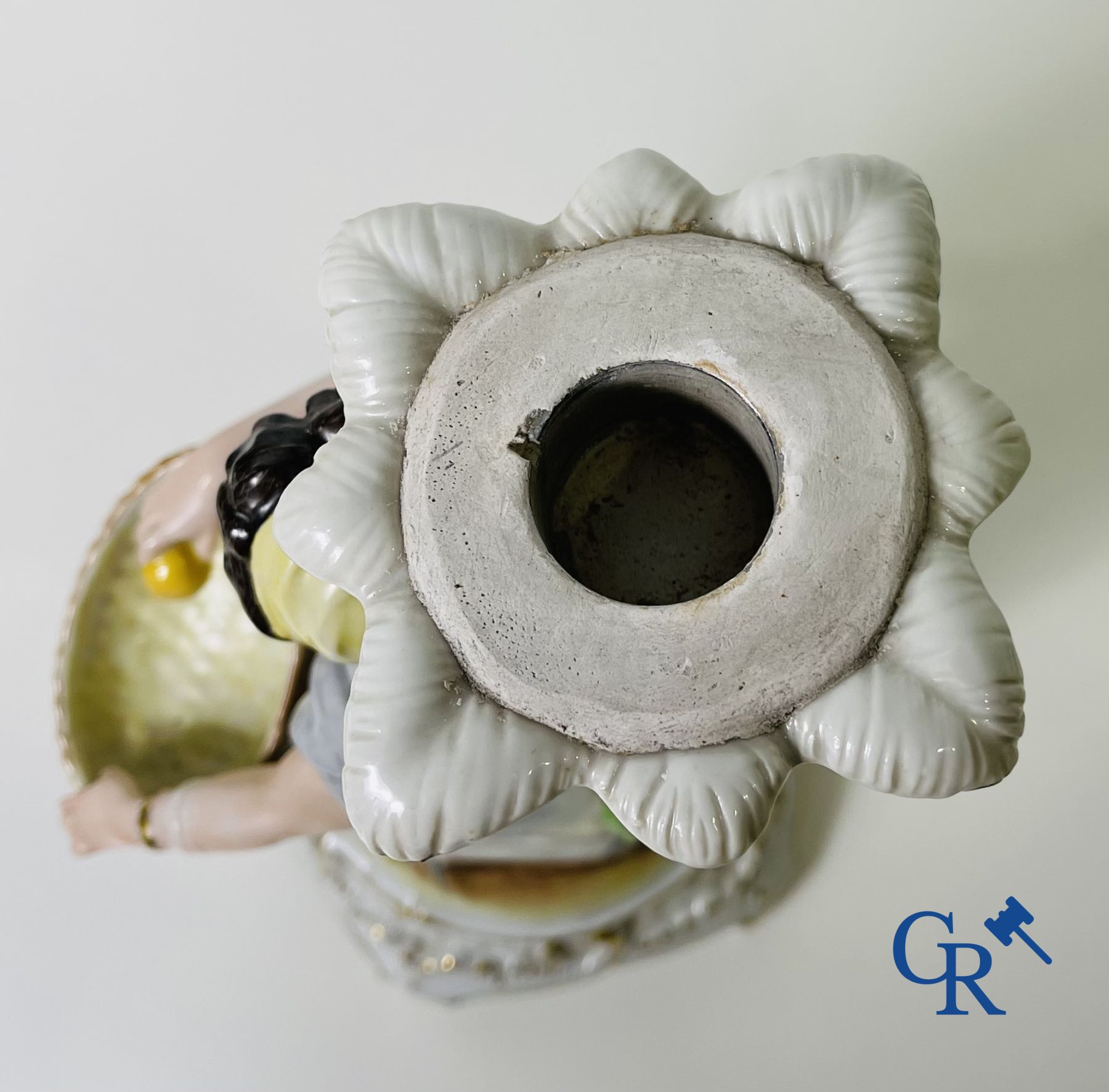 Een paar tafelmiddenstukken in duits polychroom porselein.