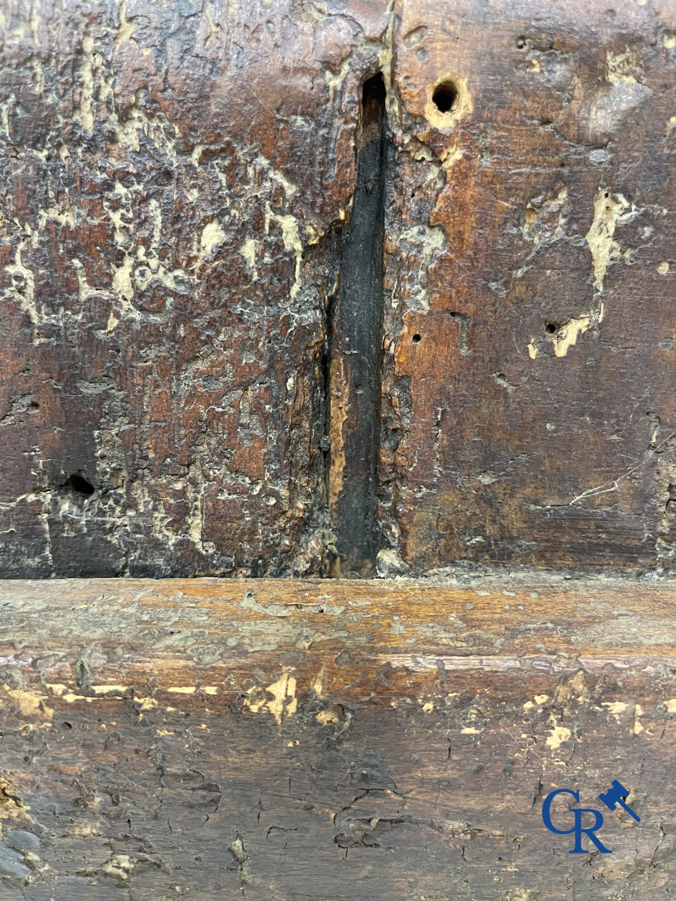 2 ikonen: Christus Pantocrator en Sint Joris te paard.