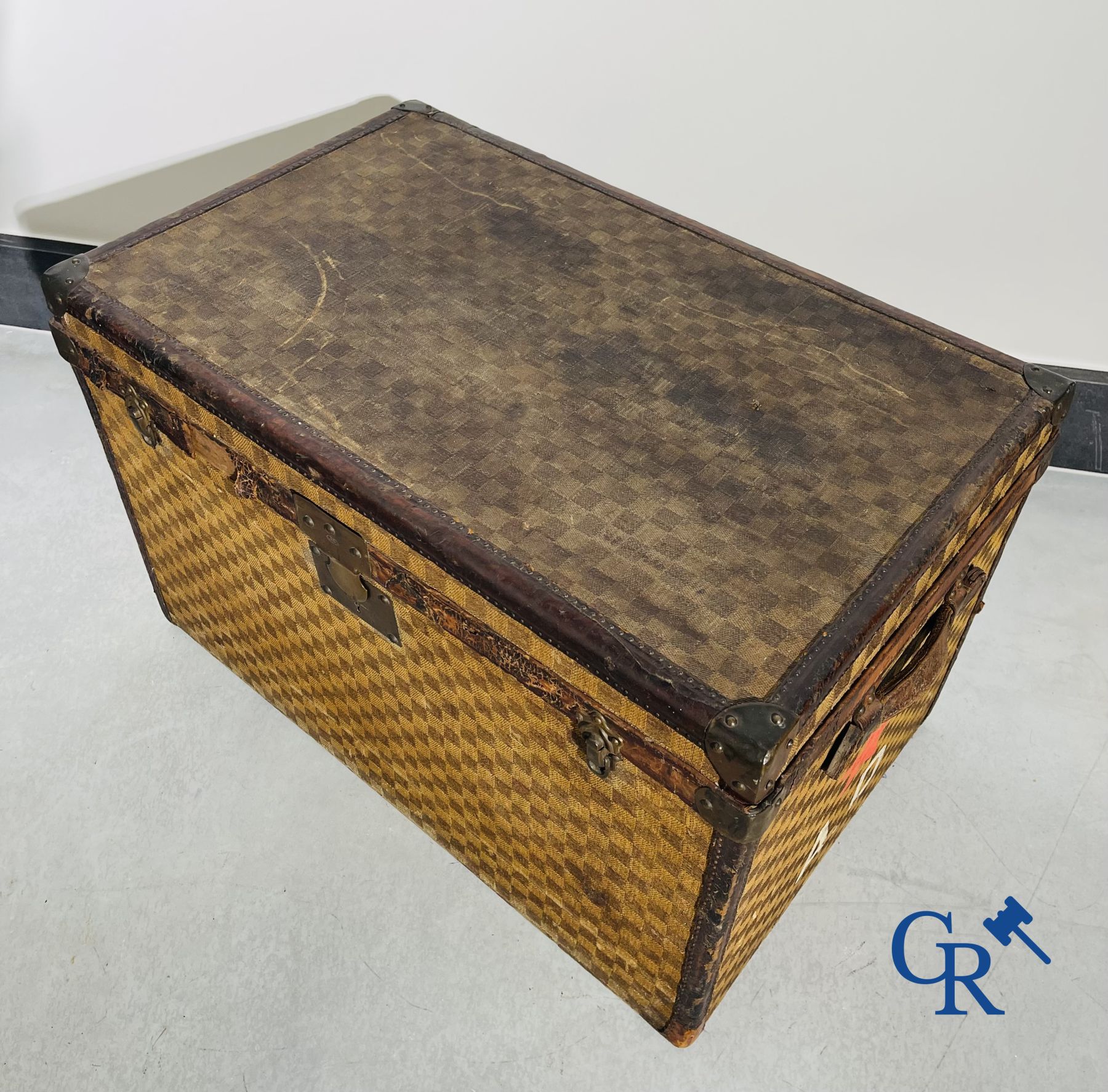 Speelgoed: Reiskoffer gevuld met speelgoed, een antieke kinderwagen en andere.