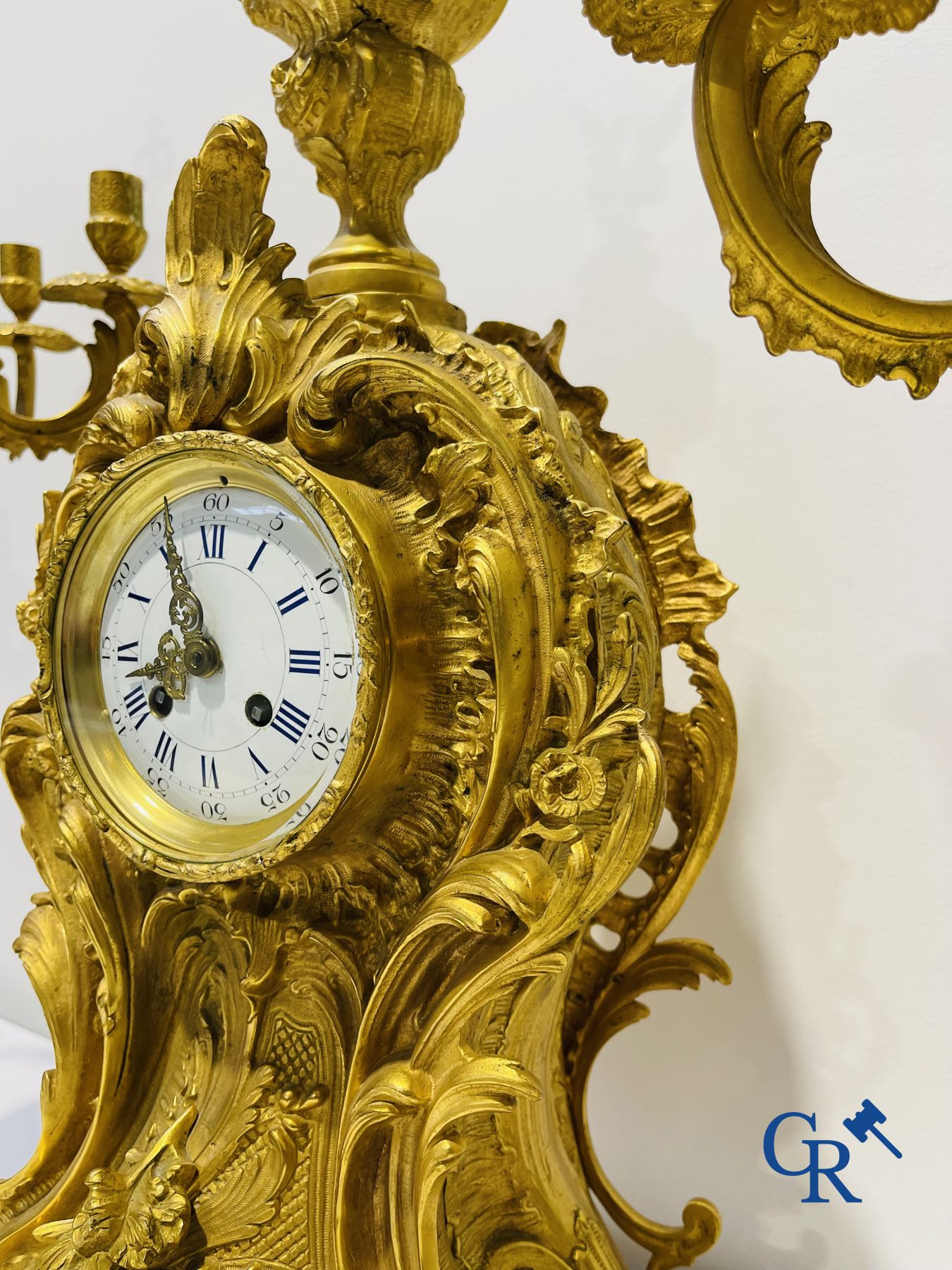 Een grote 3-delige vuurvergulde bronzen schouwgarnituur in LV-stijl. 19de eeuw.