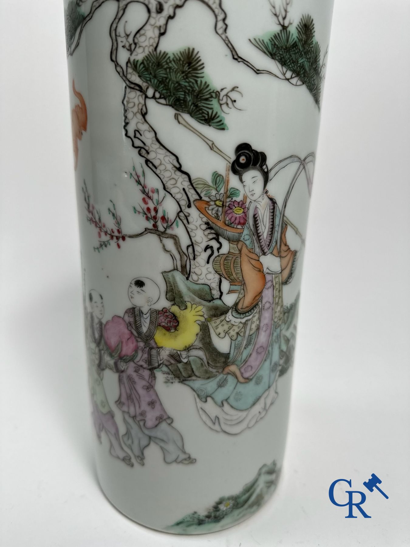 Chinese porcelain: Lot of 2 Chinese vases.