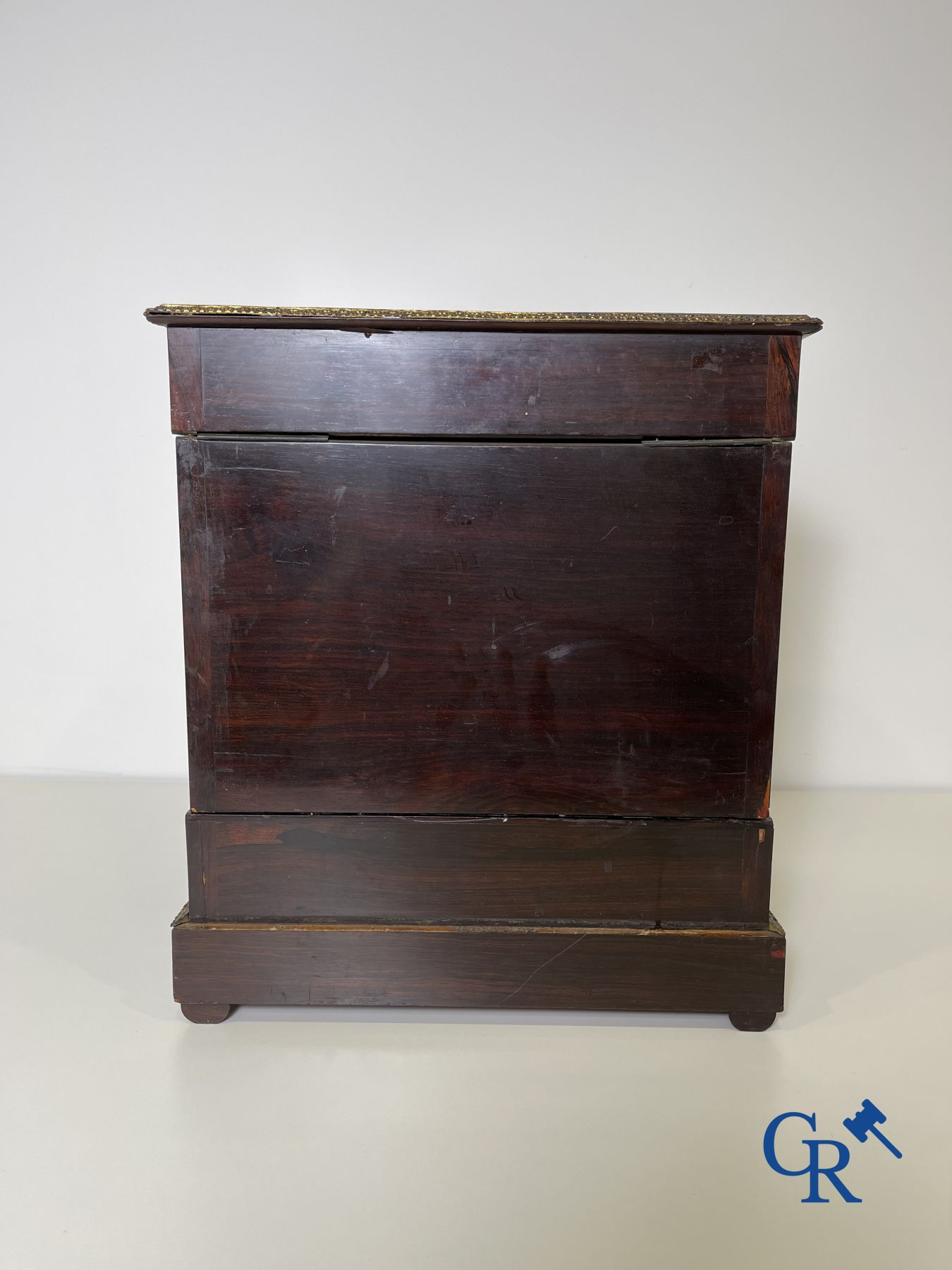 Een imposante palissanderhouten likeurkoffer met bronsbeslag en inlegwerk in Boulle-stijl. 19de eeuw.