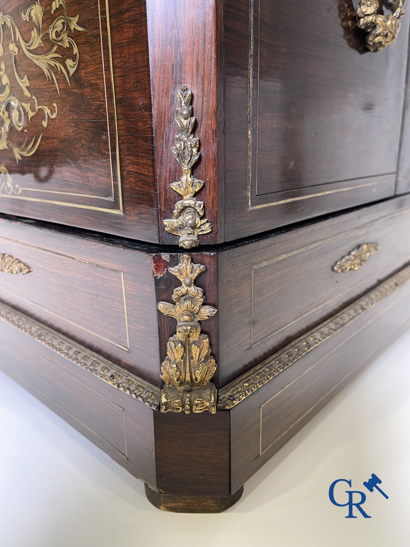 Een imposante palissanderhouten likeurkoffer met bronsbeslag en inlegwerk in Boulle-stijl. 19de eeuw.