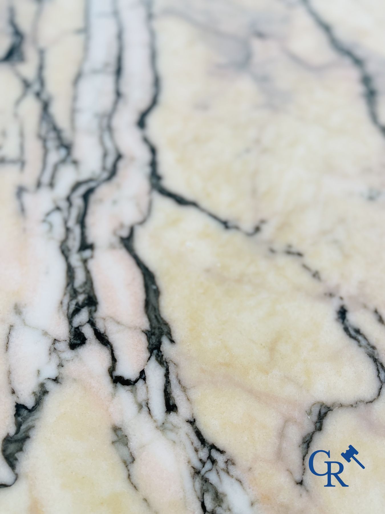 Belgo Chrom: Mooie grote eettafel met marmer blad. Periode 1980.