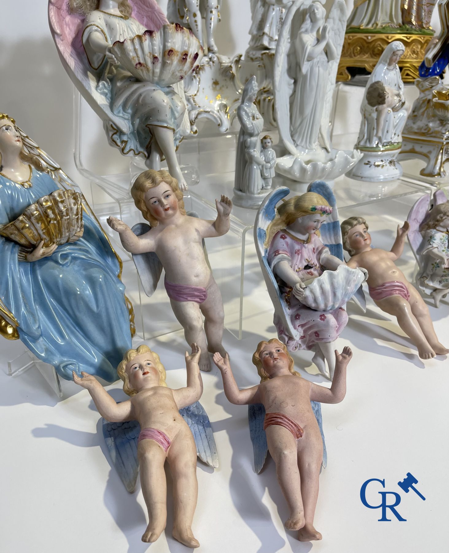 Een kavel met verschillende wijwatervaten, heiligbeelden en andere in porselein en biscuit.