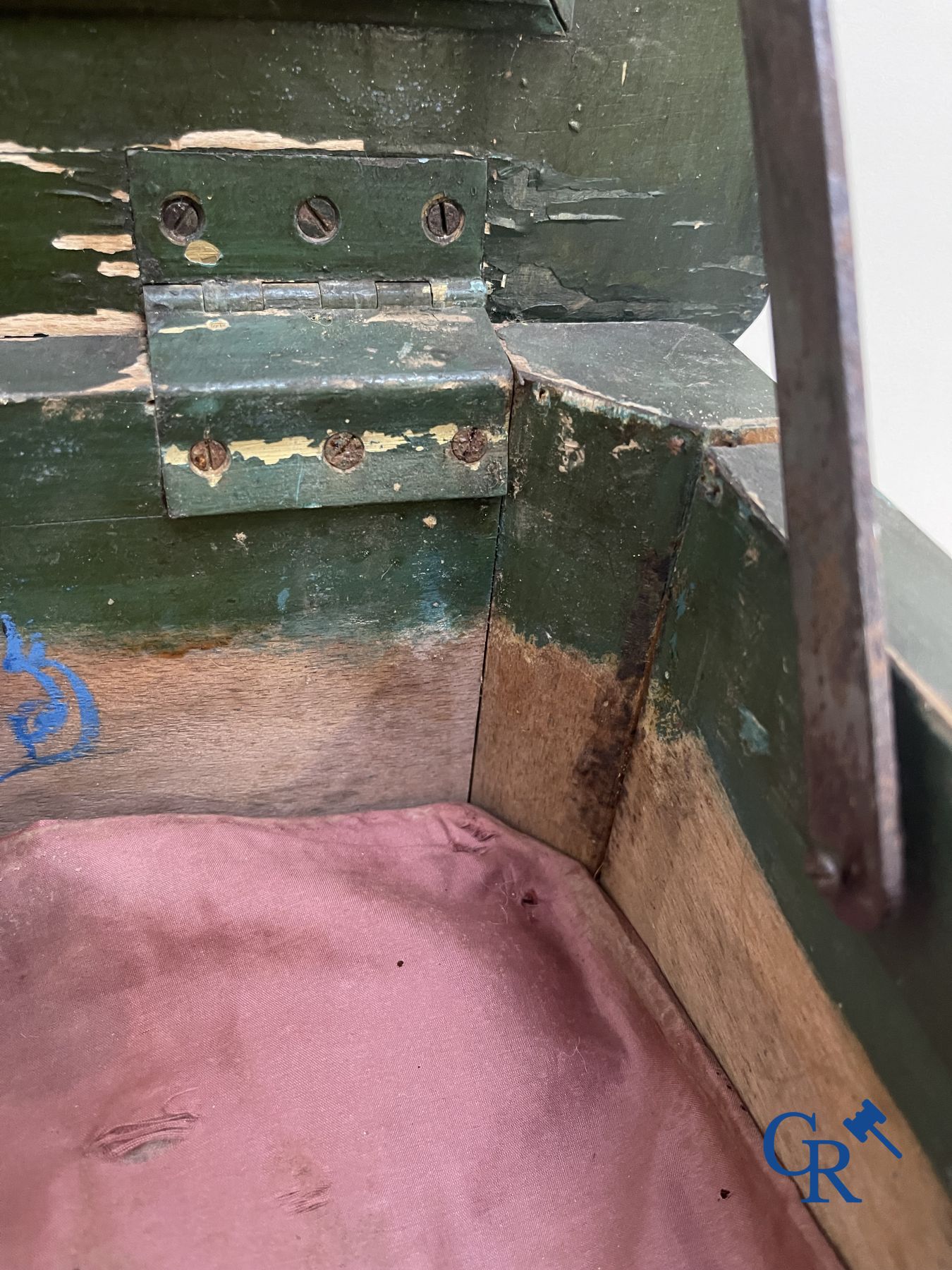 Dames toilettafel met galante beschilderingen, en een gelakte armzetel overgangsperiode Louis XV - Louis XVI.