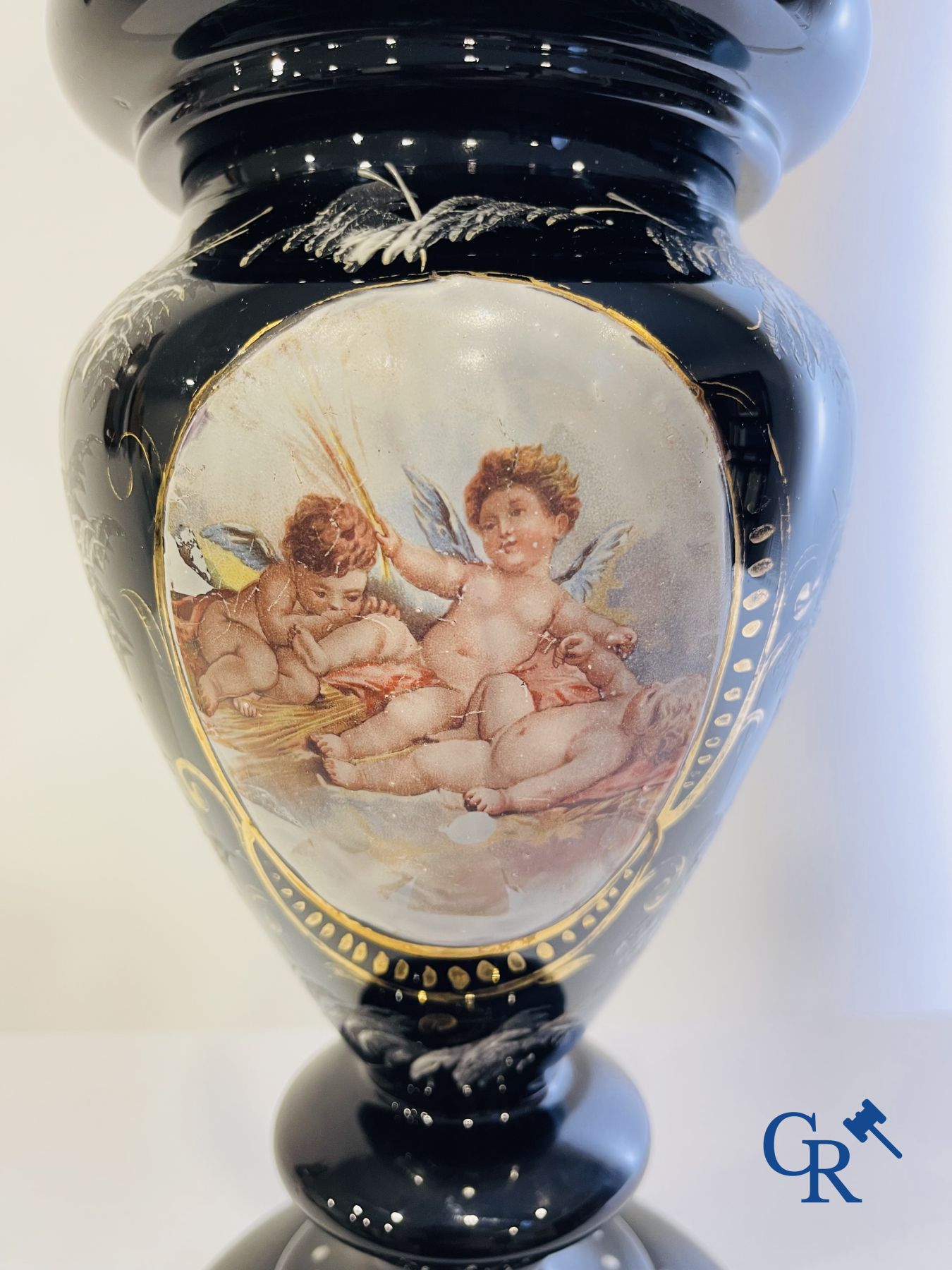 Paar olielampen in zwarte opaline met geëmailleerd decor.