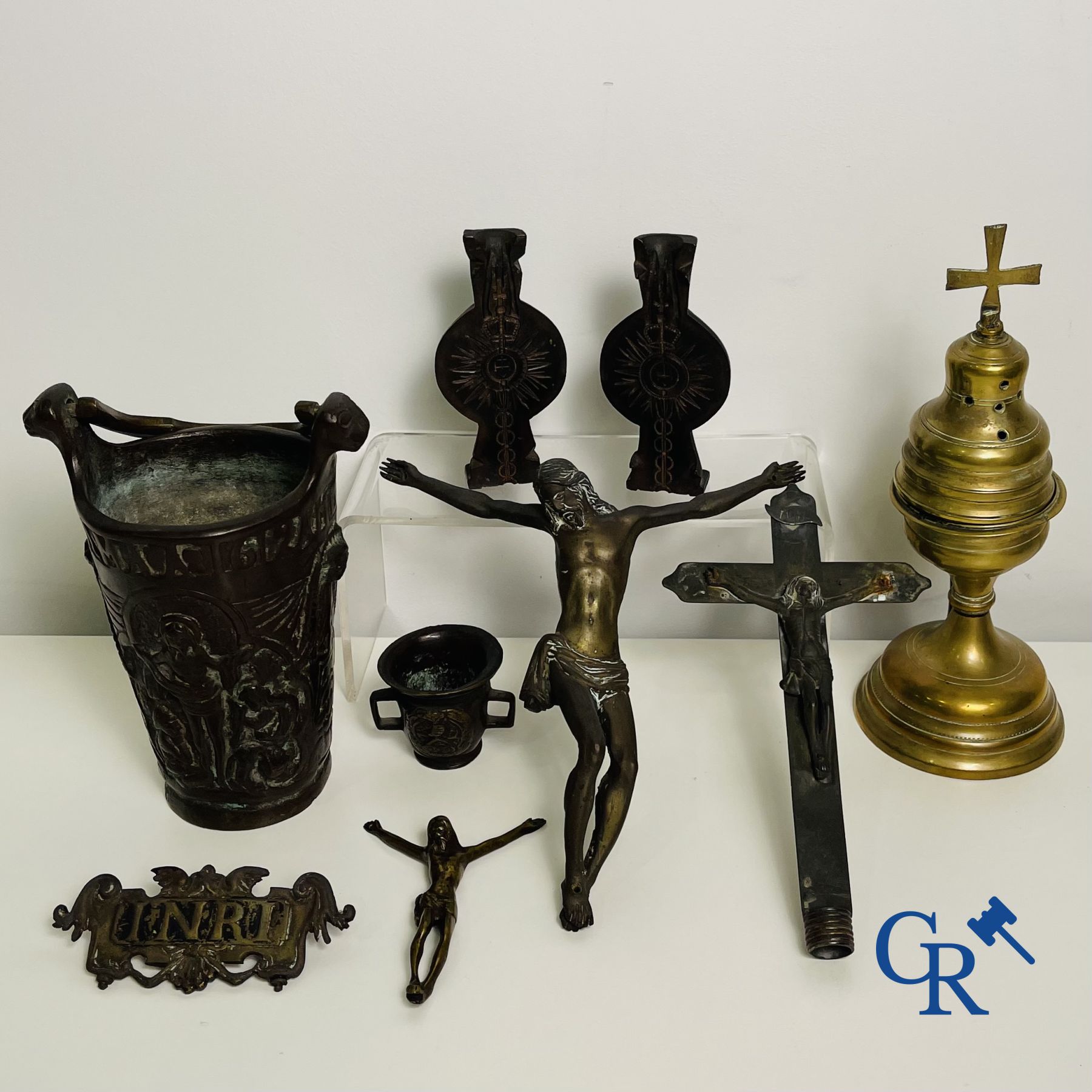 A lot with various religious objects in bronze and metal: corpuses, mortar, etc. 17th-18th-19th centuries.