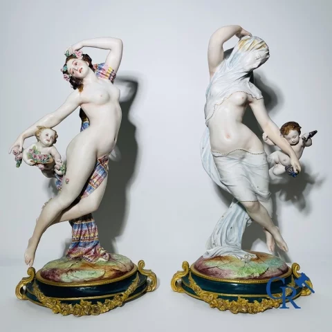 Porselein: Groot paar meerkleurig gedecoreerde en gedoreerde beelden in biscuit met de voorstelling van "Dag en Nacht".